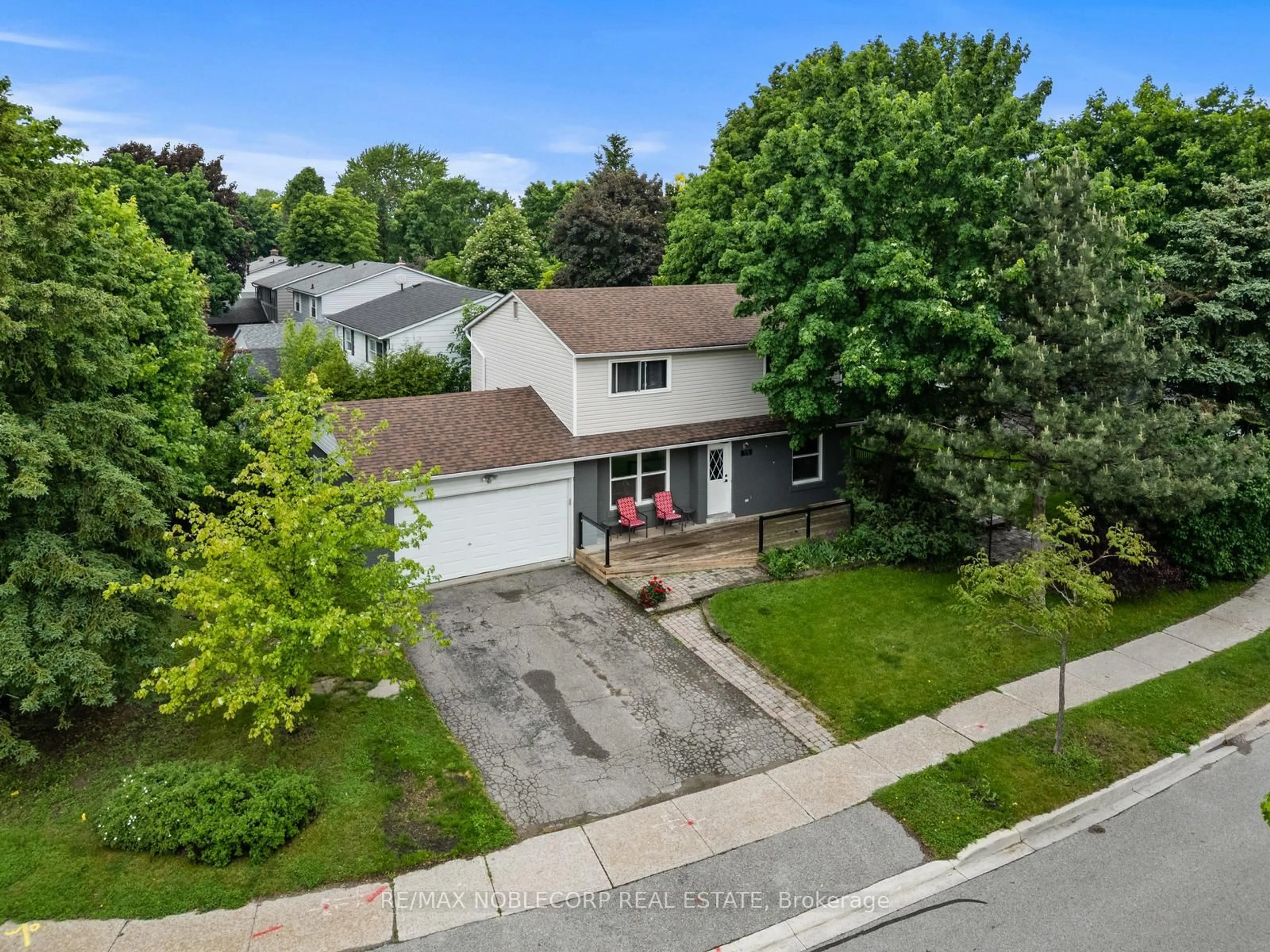 A pic from outside/outdoor area/front of a property/back of a property/a pic from drone, street for 115 William Roe Blvd, Newmarket Ontario L3Y 1B1