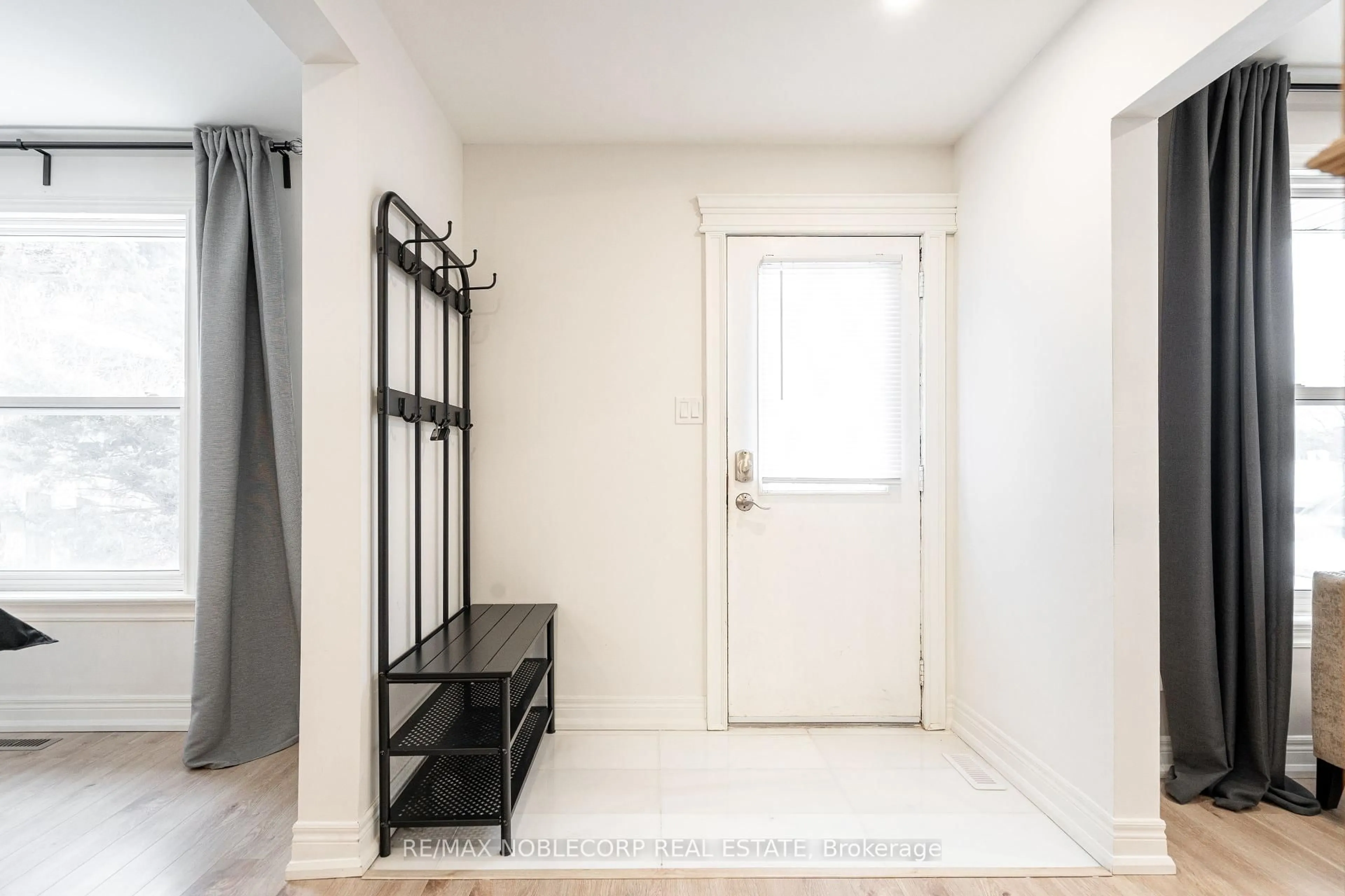 Indoor entryway for 115 William Roe Blvd, Newmarket Ontario L3Y 1B1
