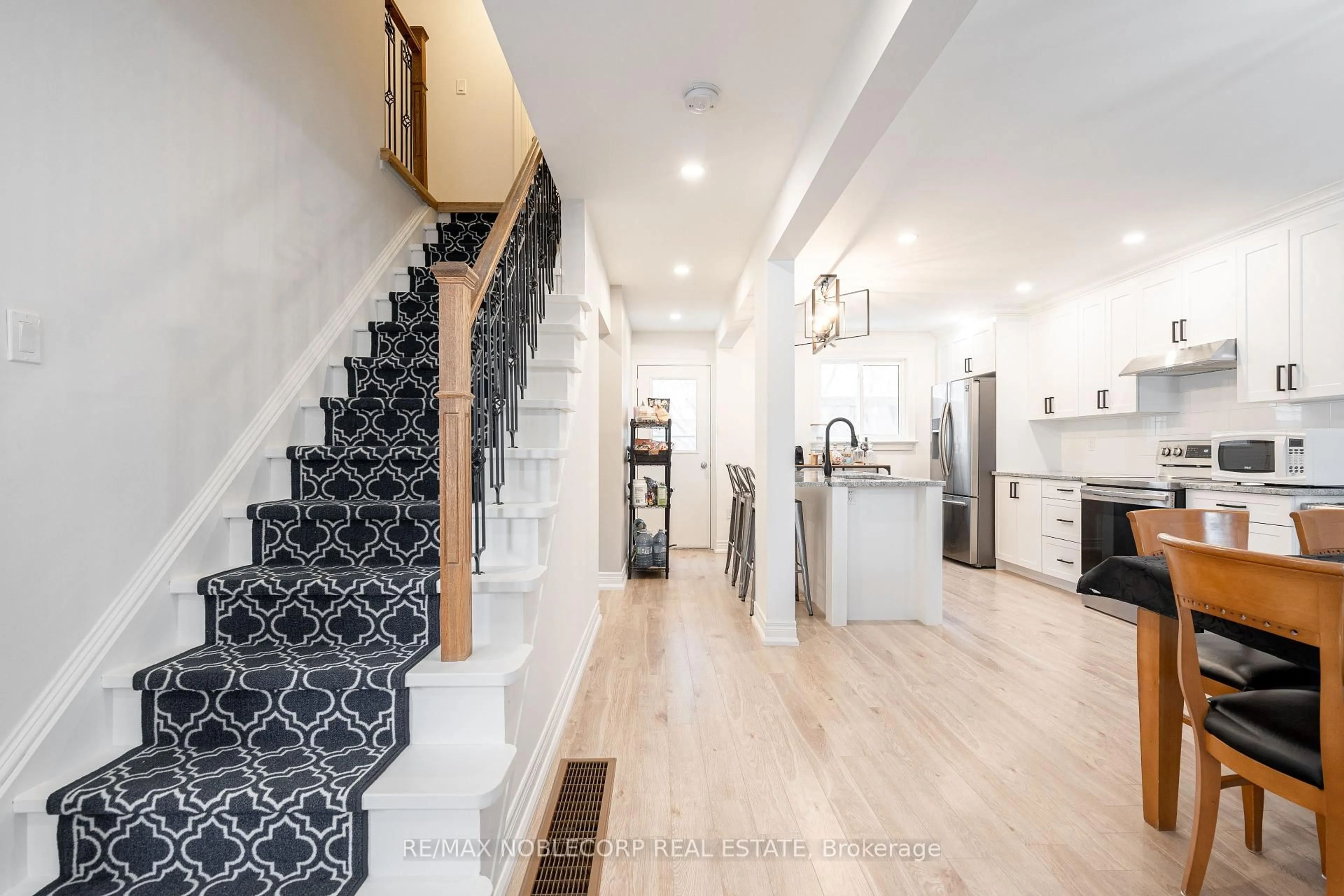 Unknown for 115 William Roe Blvd, Newmarket Ontario L3Y 1B1
