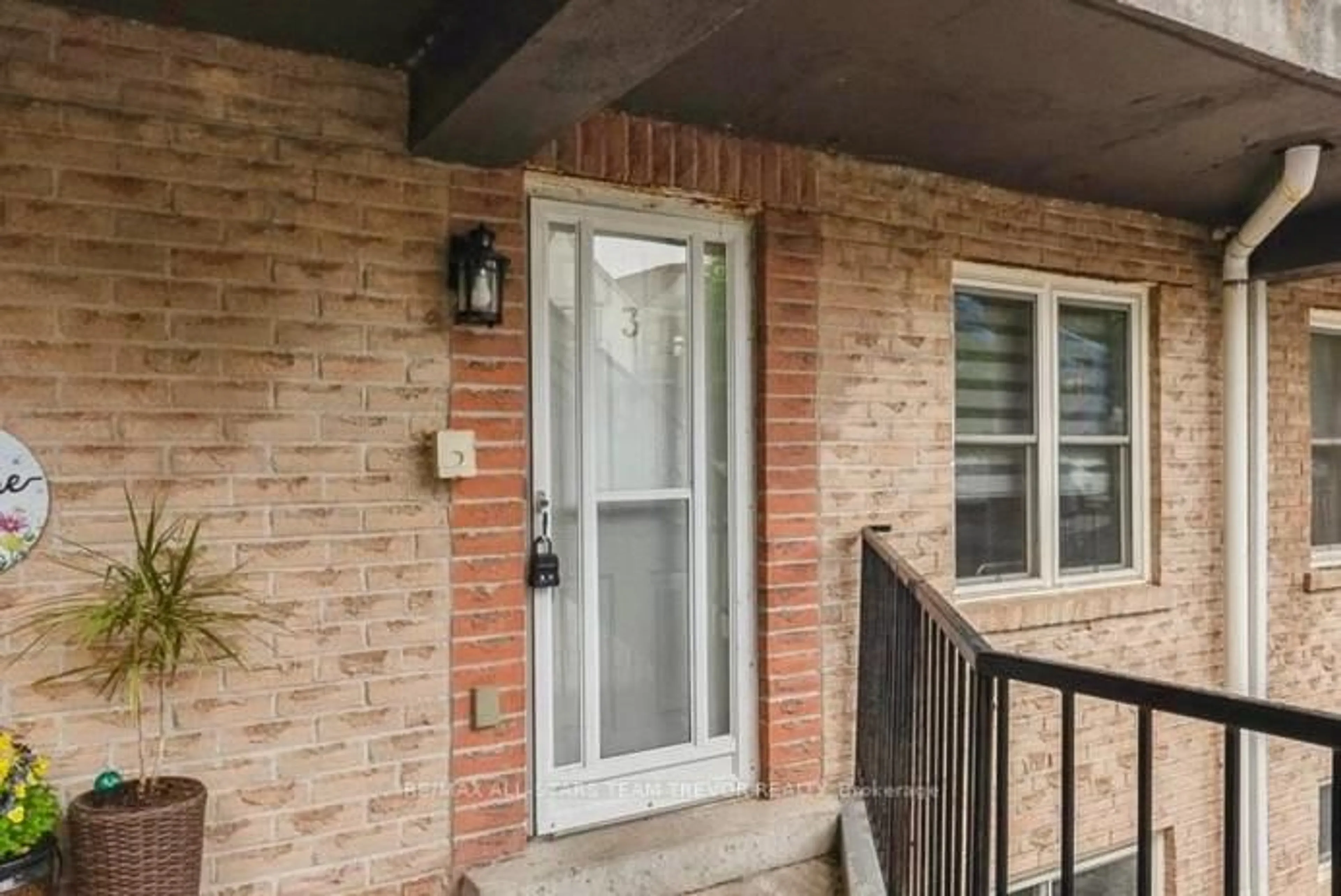 Indoor entryway for 115 Main St, Newmarket Ontario L3Y 8J2