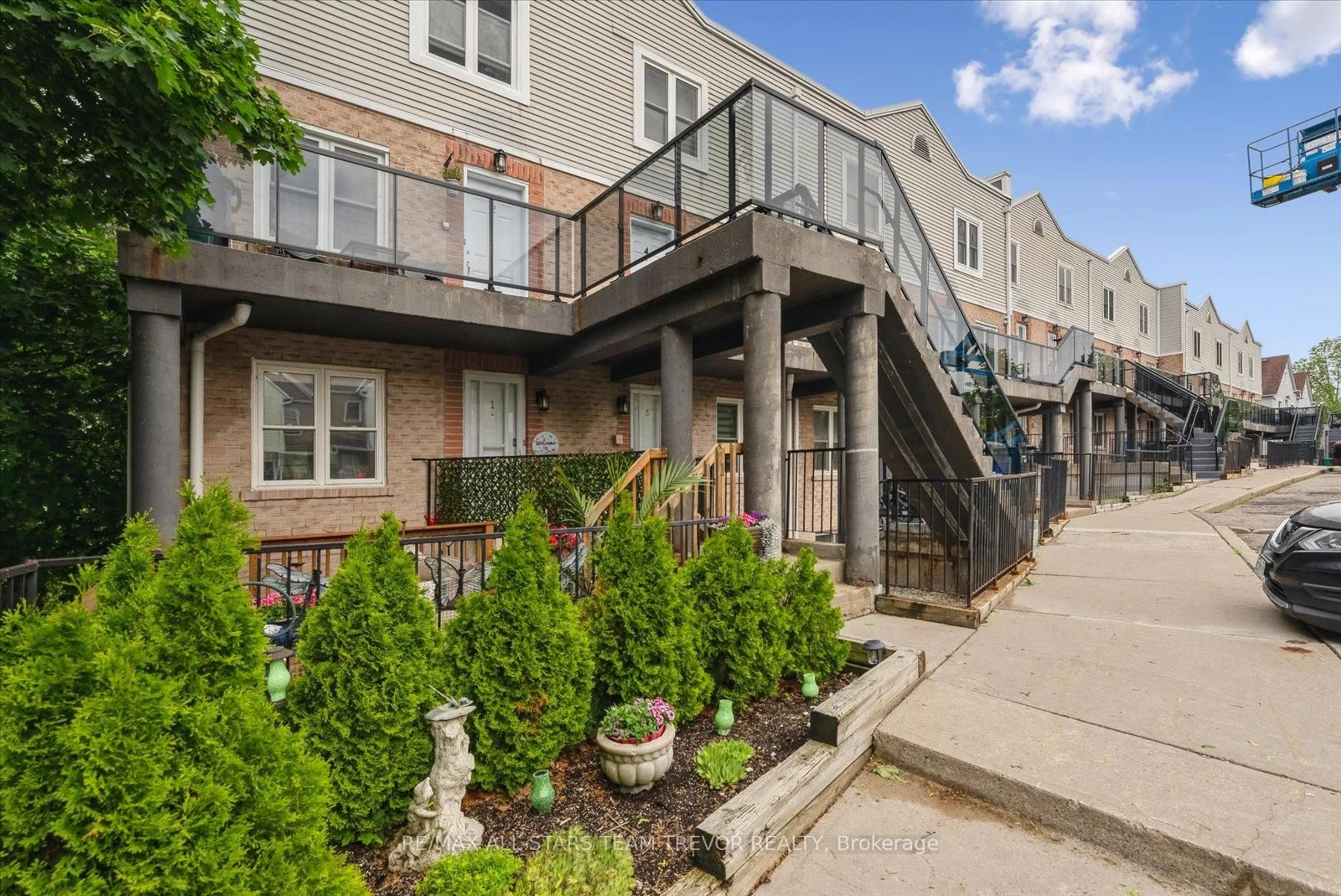 Patio, street for 115 Main St, Newmarket Ontario L3Y 8J2