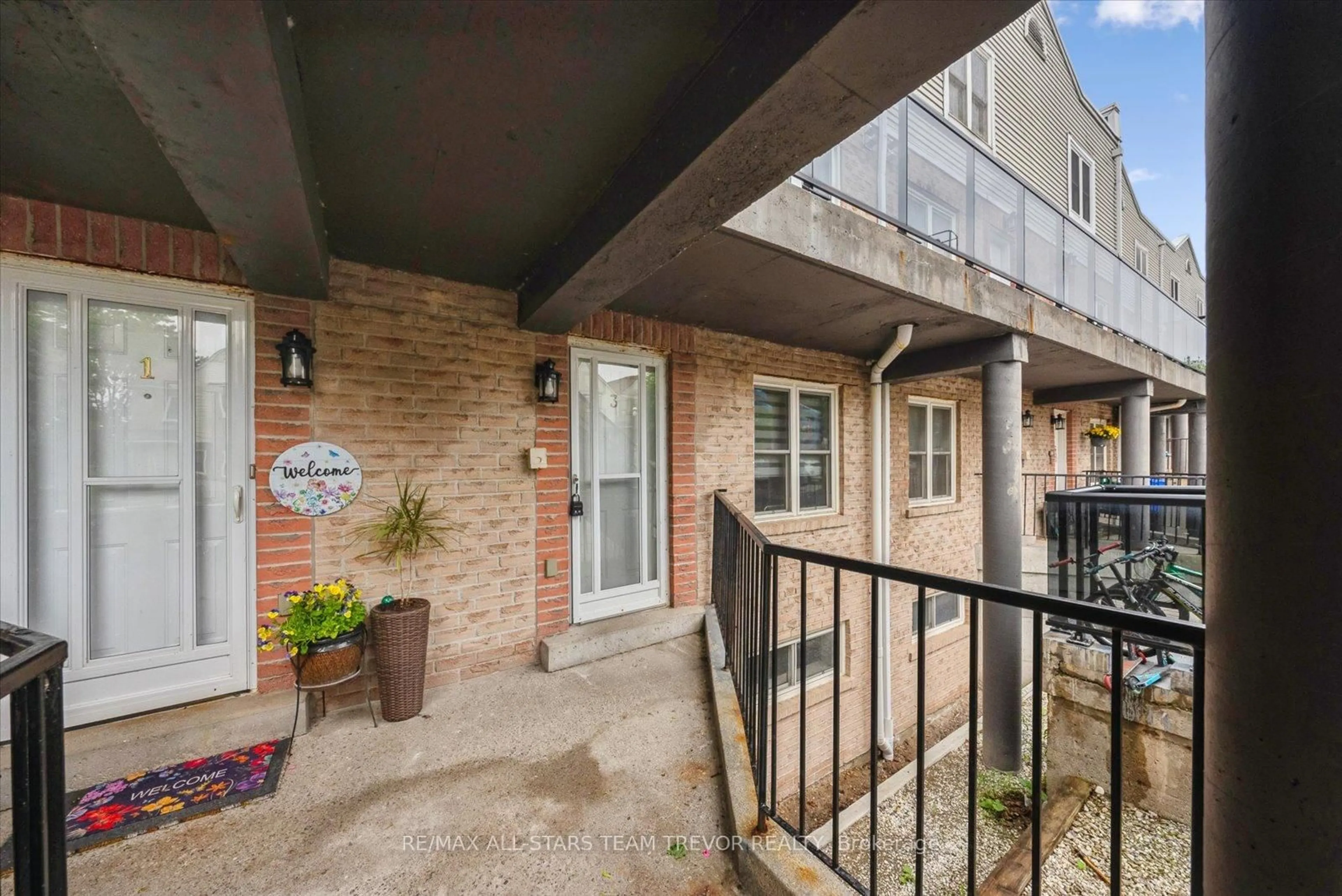 Patio, street for 115 Main St, Newmarket Ontario L3Y 8J2