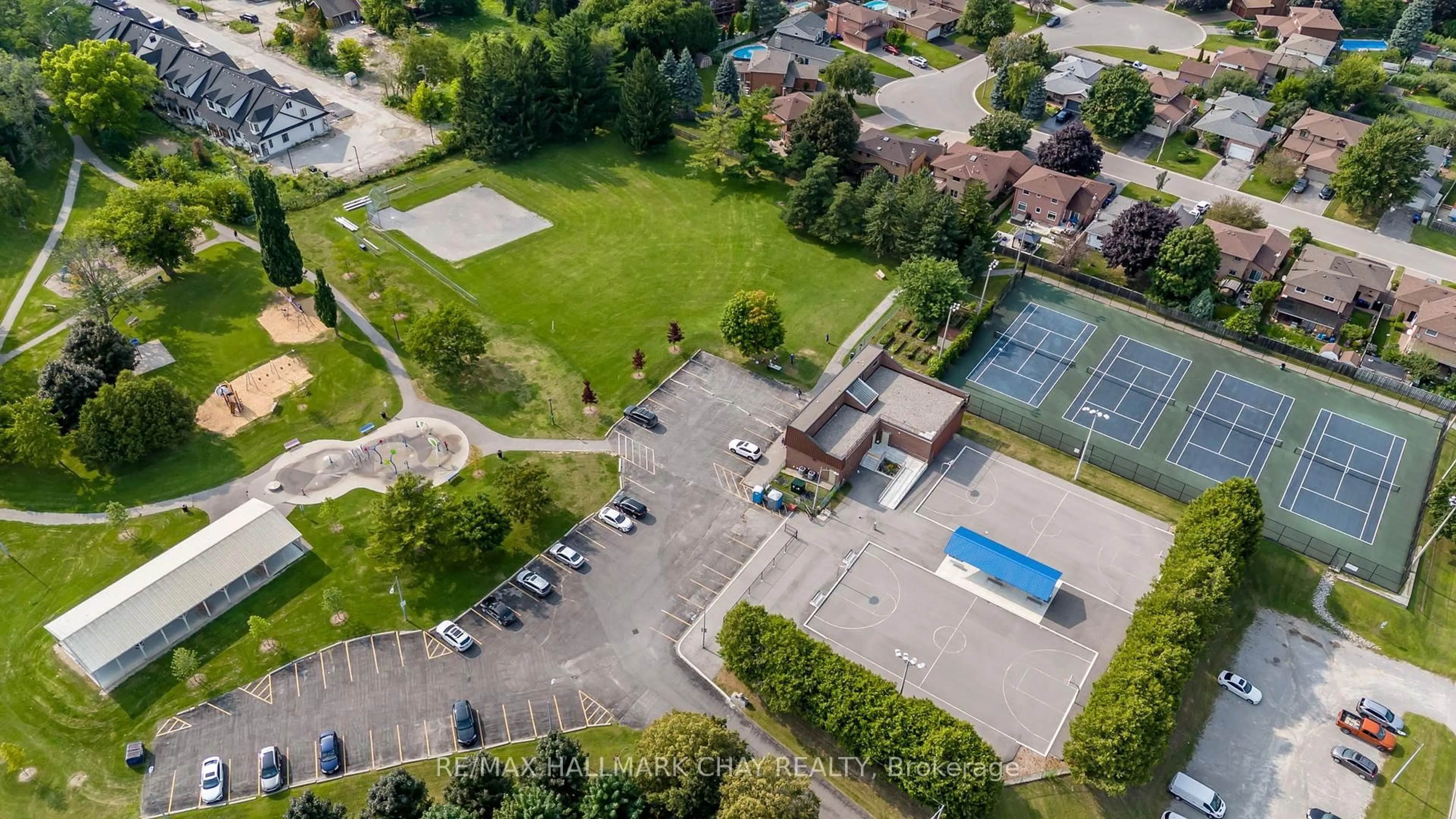 A pic from outside/outdoor area/front of a property/back of a property/a pic from drone, street for 216 Colborne St, Bradford West Gwillimbury Ontario L3Z 2R5