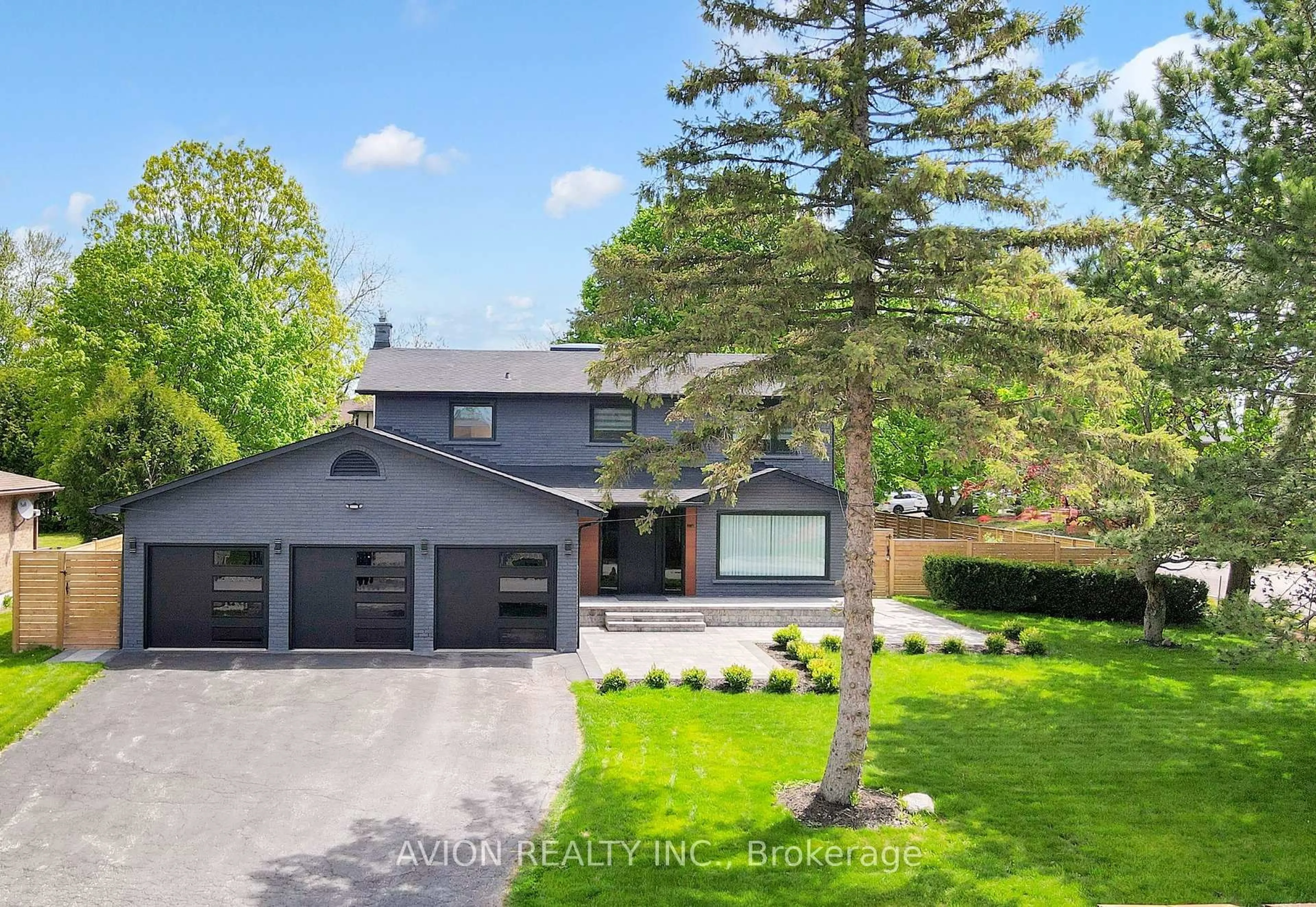 A pic from outside/outdoor area/front of a property/back of a property/a pic from drone, street for 1 Rosegarden Cres, Richmond Hill Ontario L4E 2P1