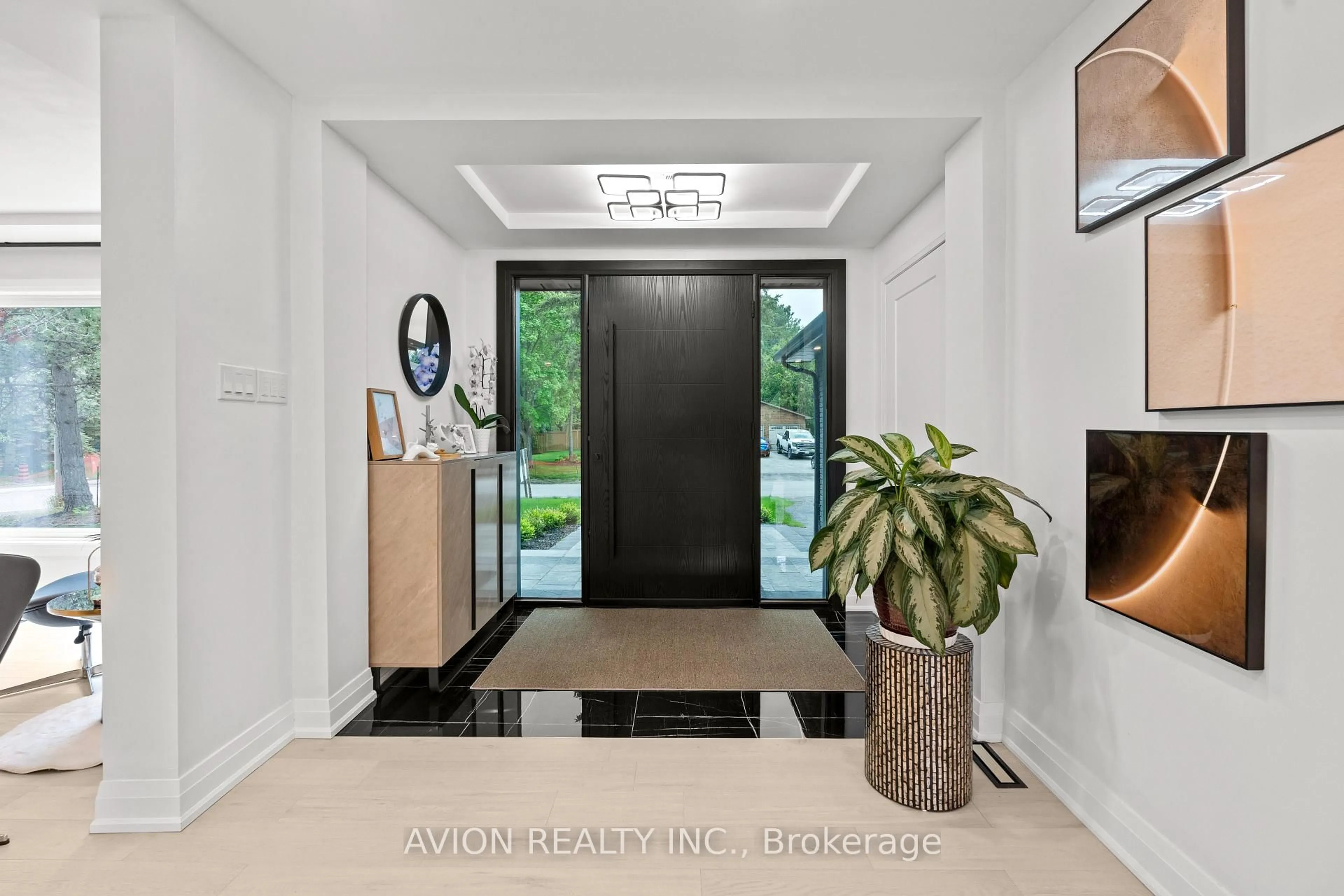 Indoor foyer for 1 Rosegarden Cres, Richmond Hill Ontario L4E 2P1