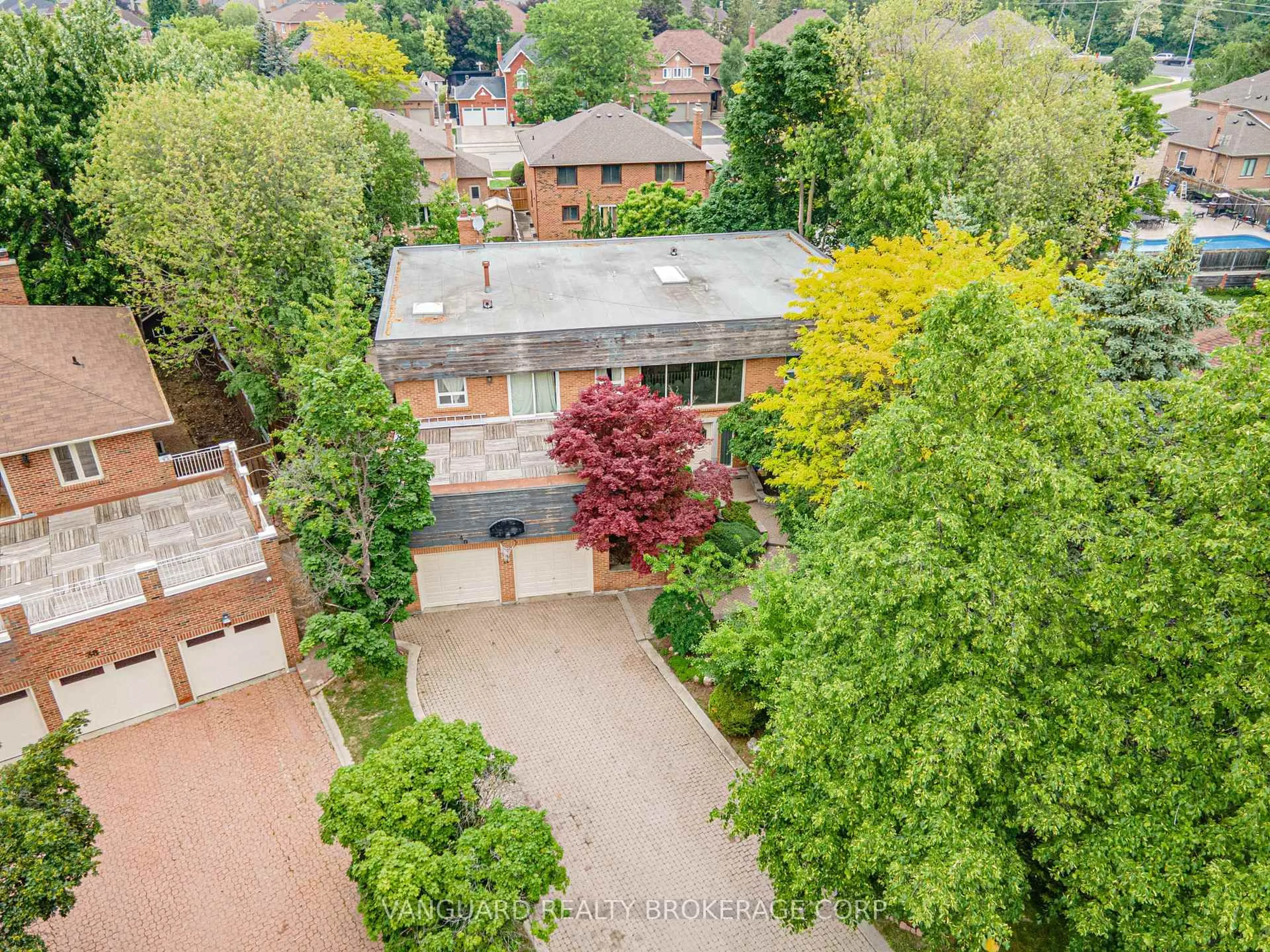 A pic from outside/outdoor area/front of a property/back of a property/a pic from drone, street for 40 Colton Cres, Vaughan Ontario L4L 3L6