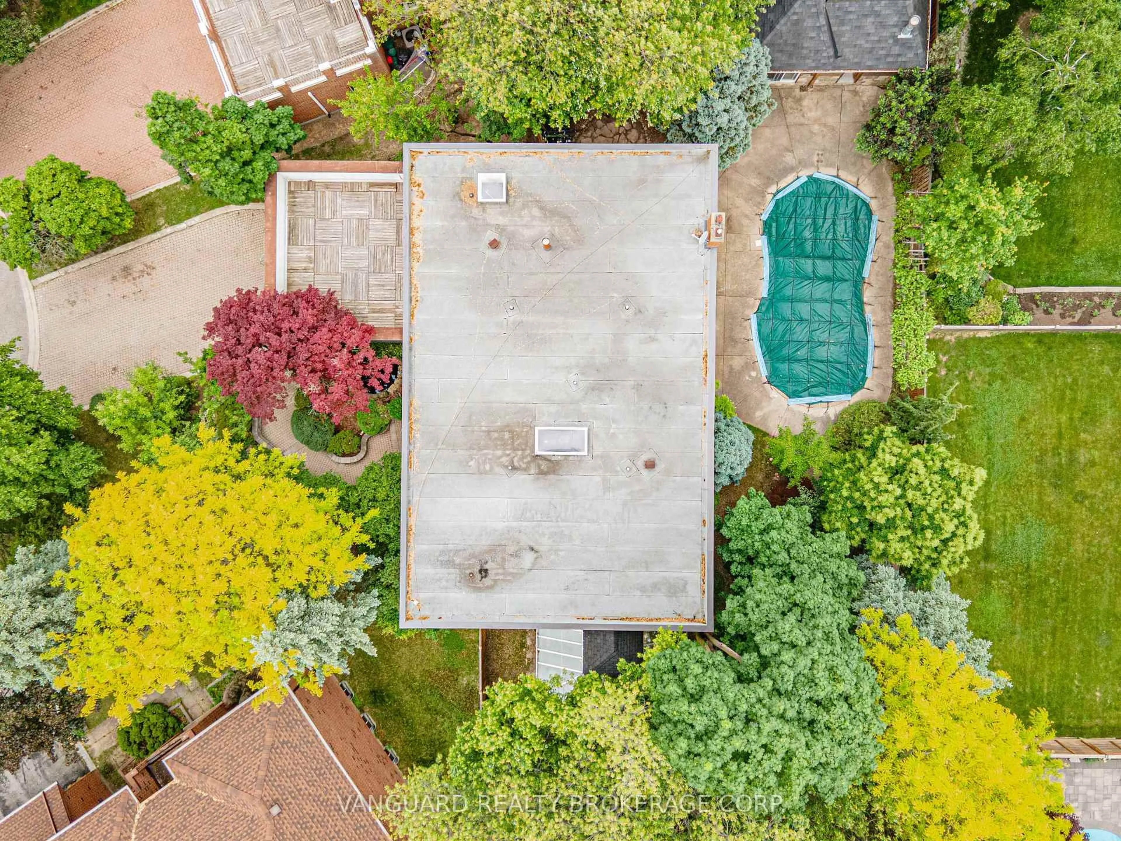 A pic from outside/outdoor area/front of a property/back of a property/a pic from drone, street for 40 Colton Cres, Vaughan Ontario L4L 3L6