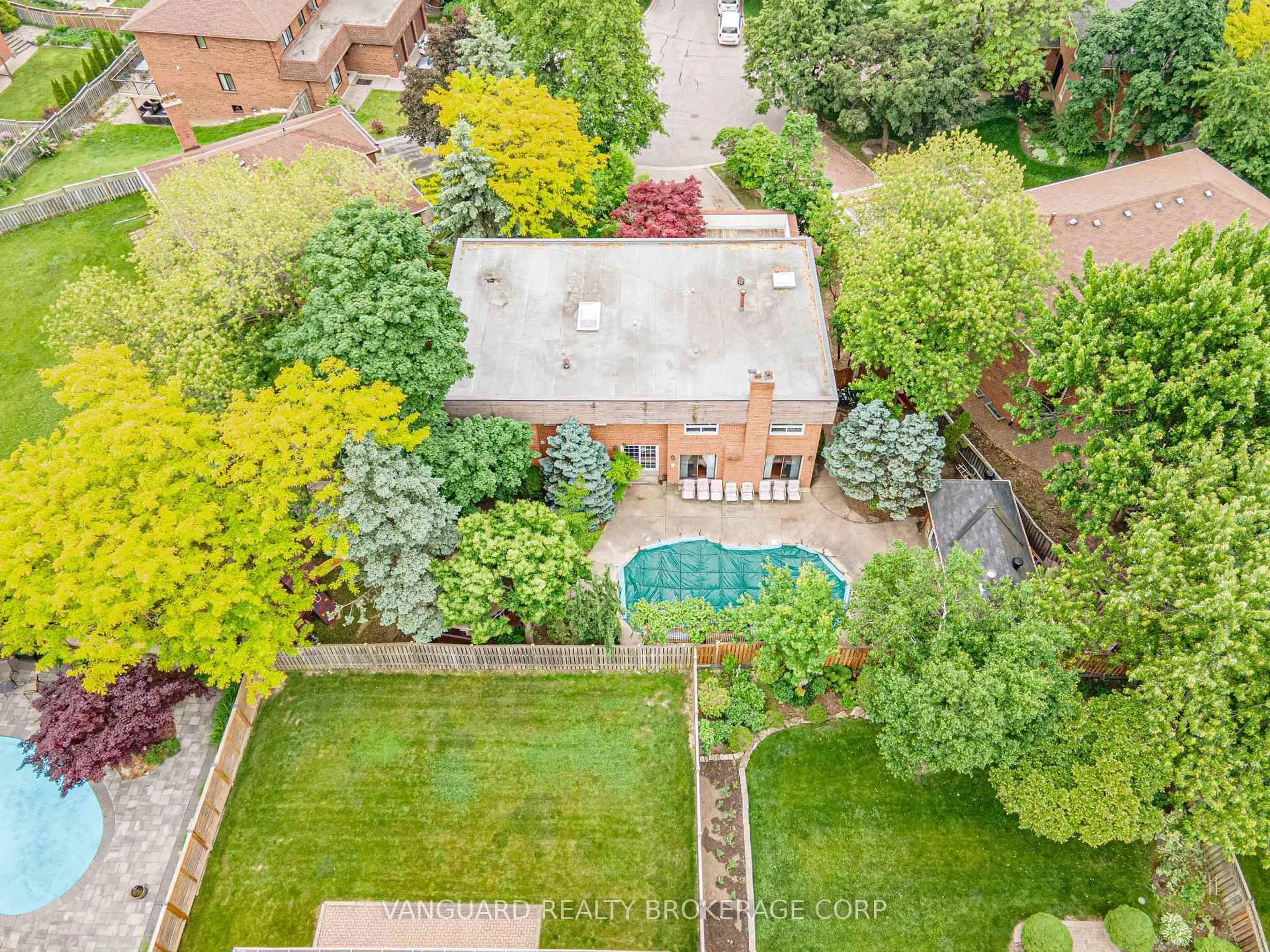 A pic from outside/outdoor area/front of a property/back of a property/a pic from drone, unknown for 40 Colton Cres, Vaughan Ontario L4L 3L6