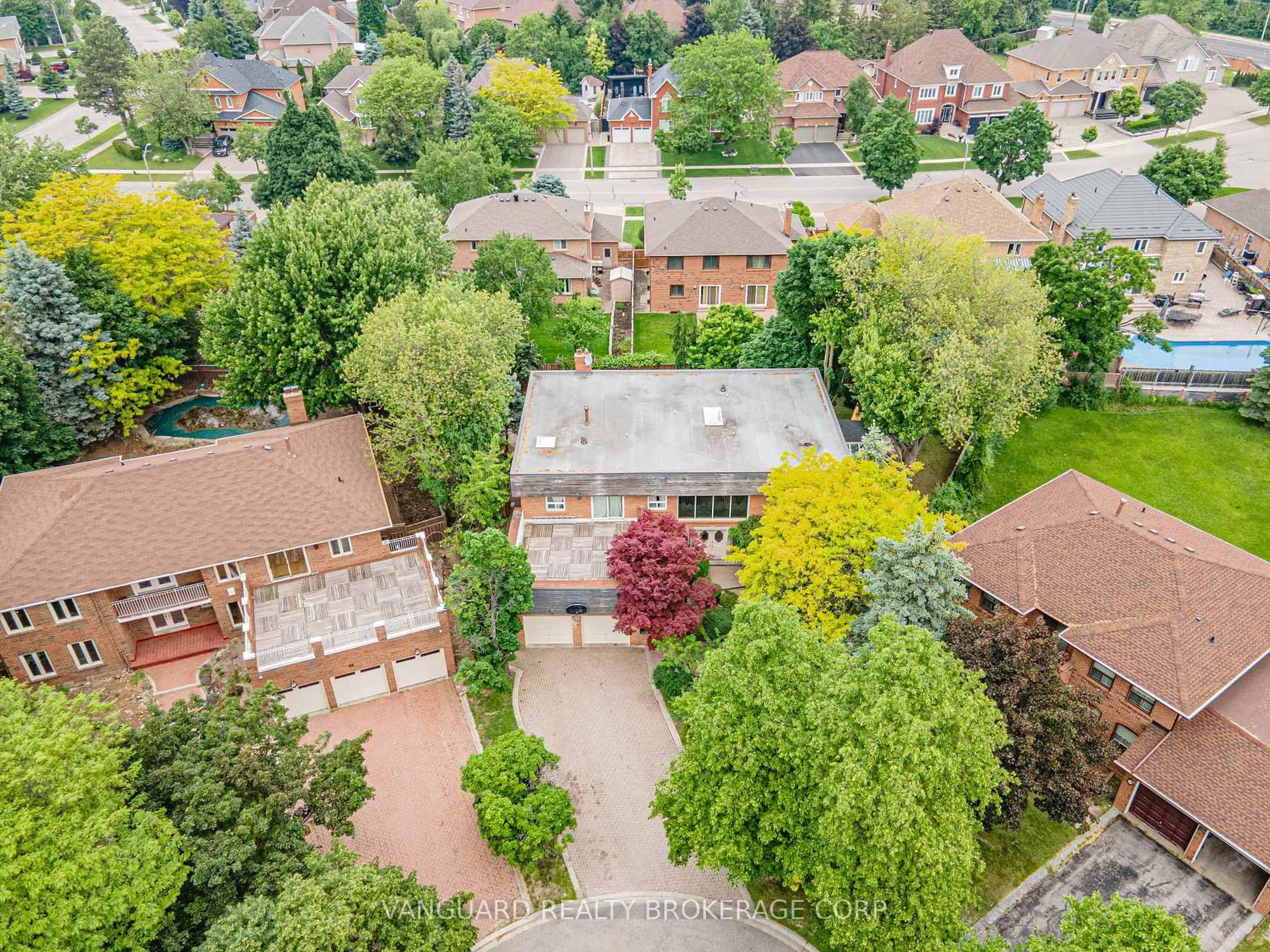 A pic from outside/outdoor area/front of a property/back of a property/a pic from drone, street for 40 Colton Cres, Vaughan Ontario L4L 3L6