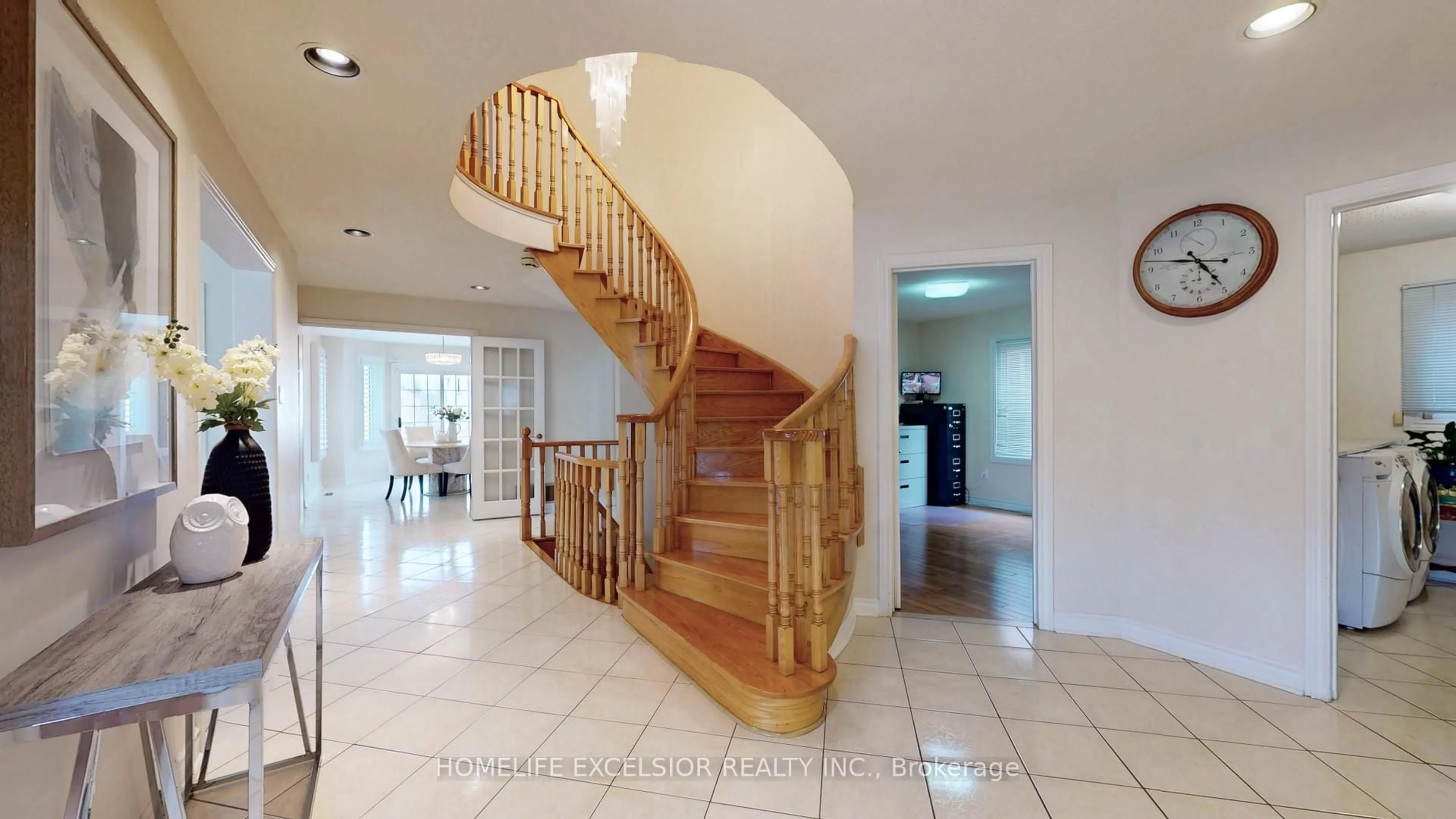 Indoor foyer for 1 Atwood Crt, Markham Ontario L3T 6T4