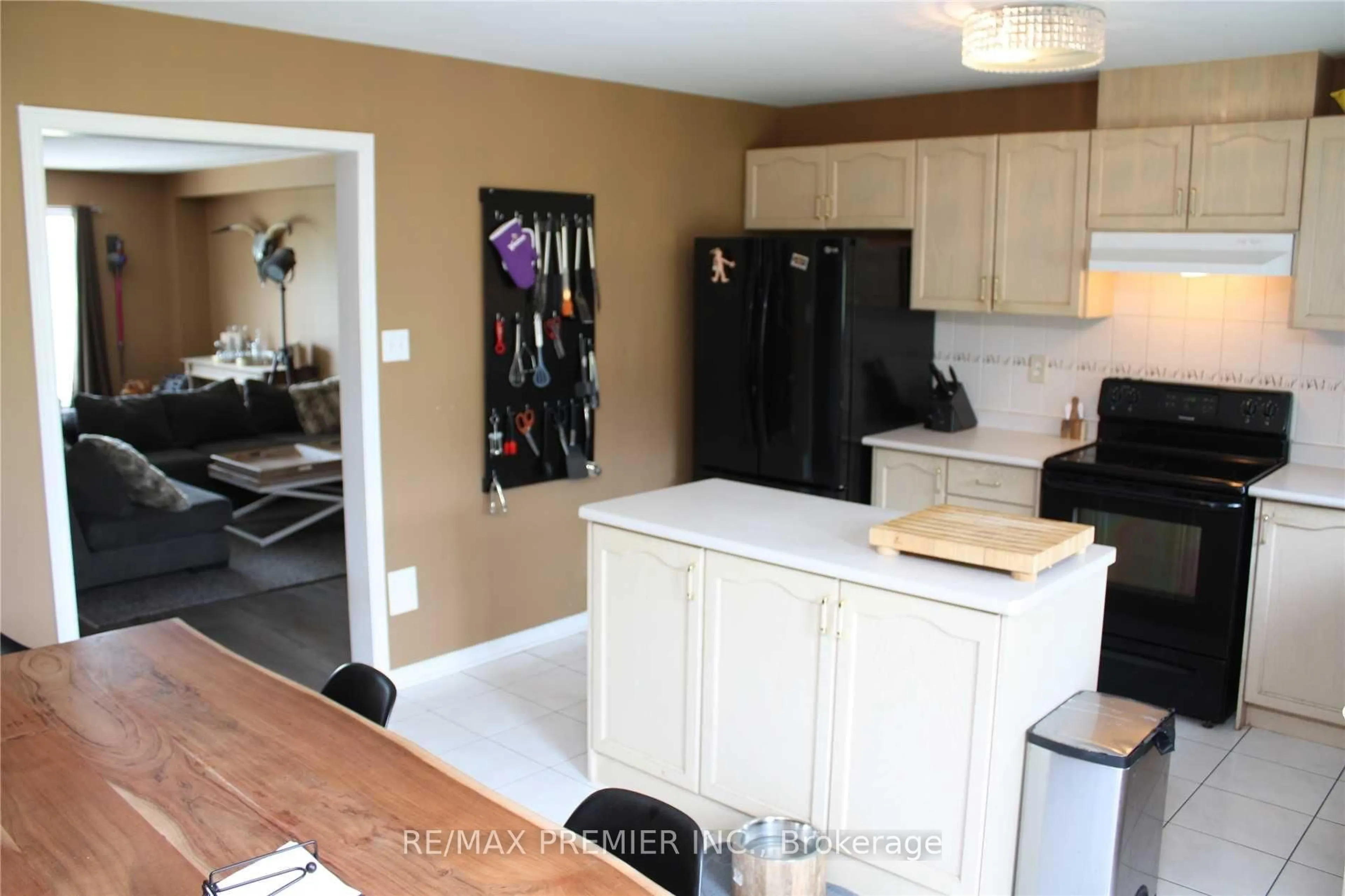 Open concept kitchen, ceramic/tile floor for 146 Foxfield Cres, Vaughan Ontario L4K 5E7