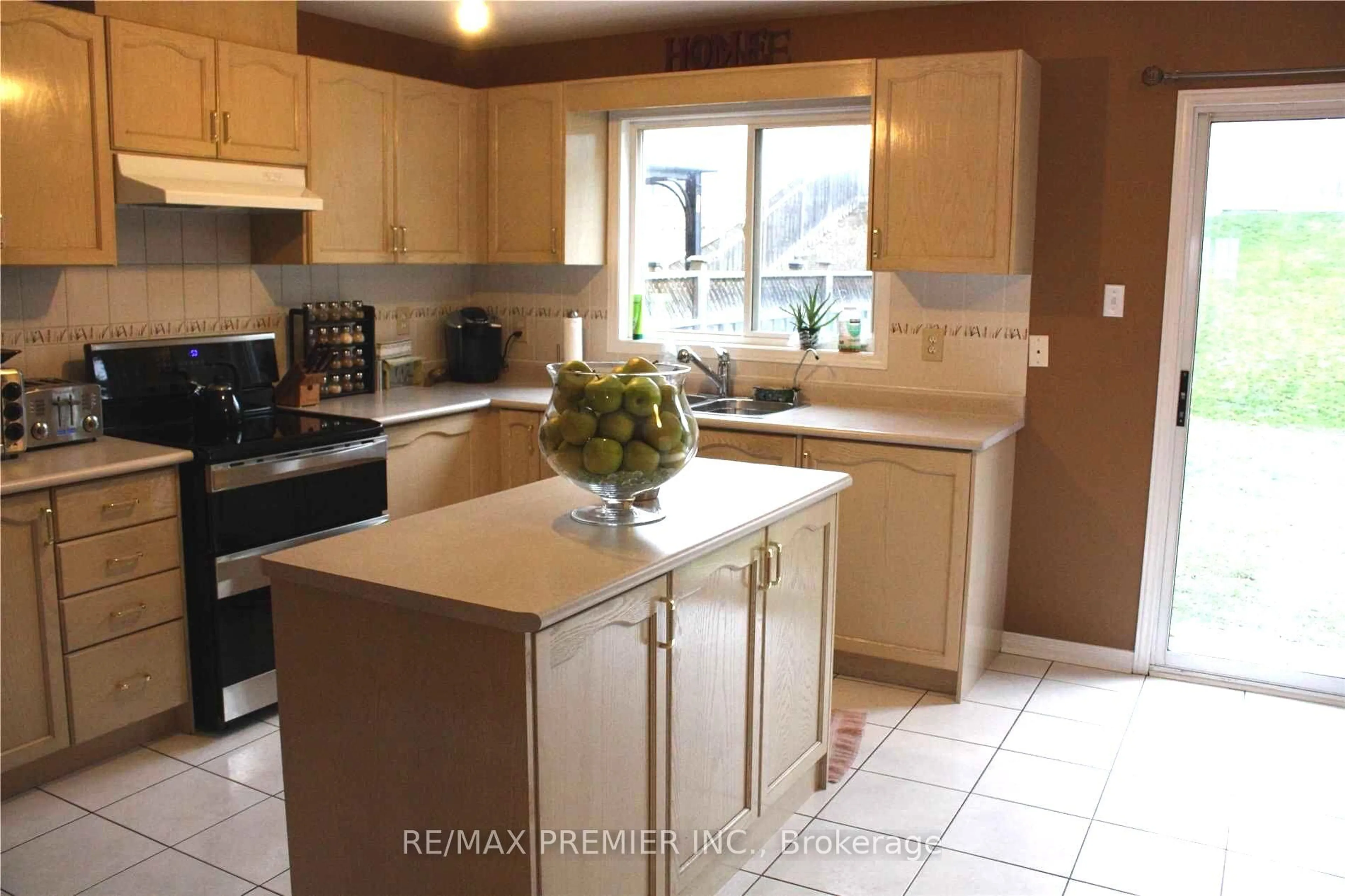 Open concept kitchen, ceramic/tile floor for 146 Foxfield Cres, Vaughan Ontario L4K 5E7