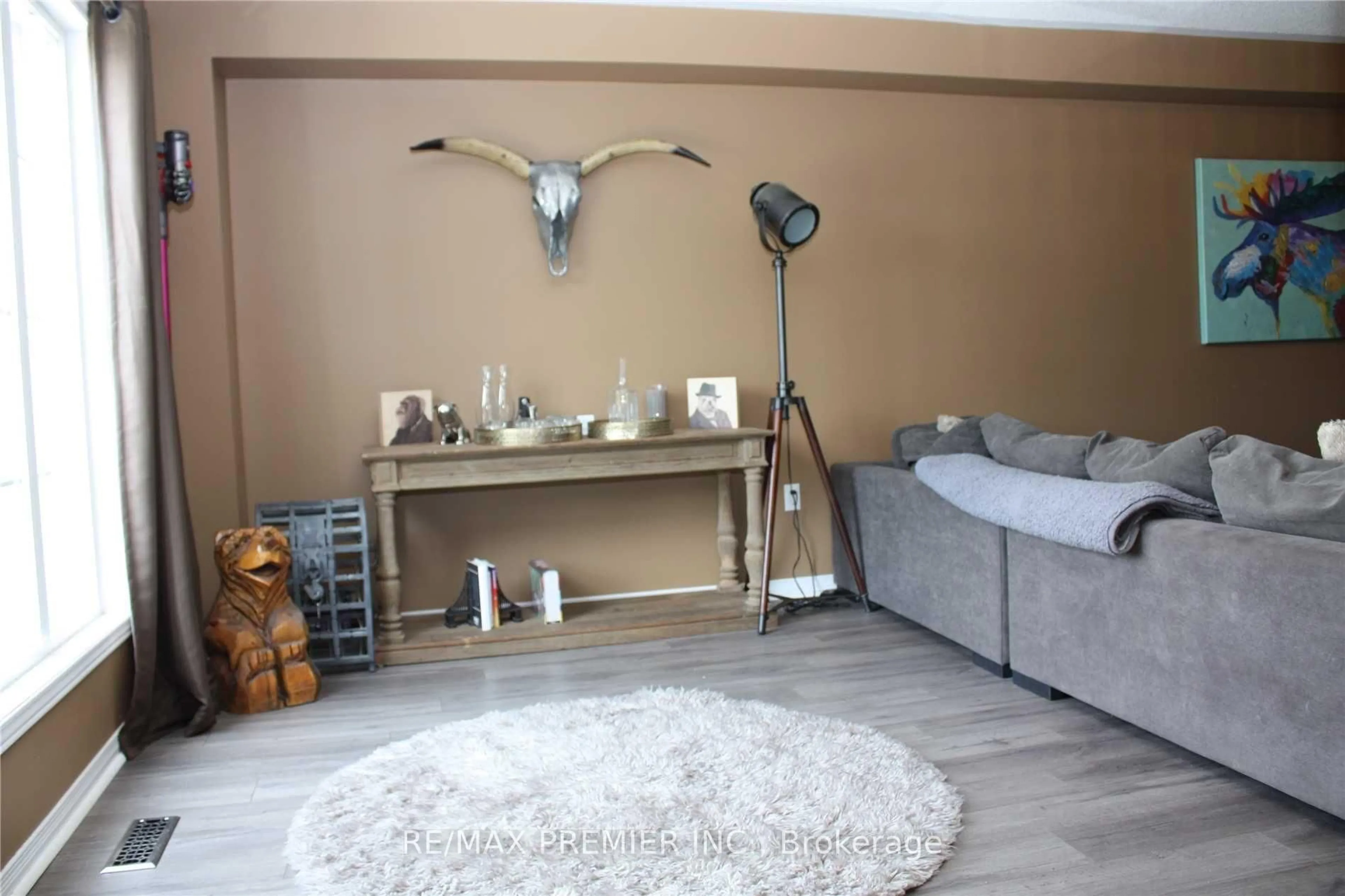 Living room with furniture, wood/laminate floor for 146 Foxfield Cres, Vaughan Ontario L4K 5E7