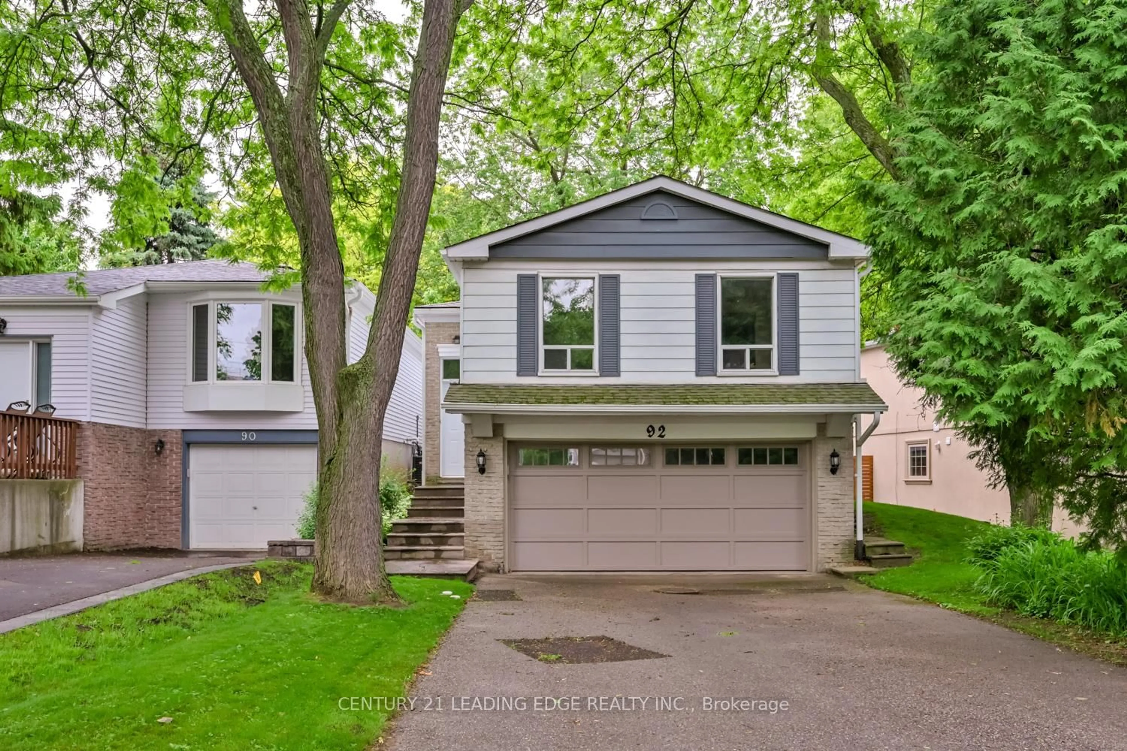 Home with vinyl exterior material, street for 92 Donnamora Cres, Markham Ontario L3T 4K7