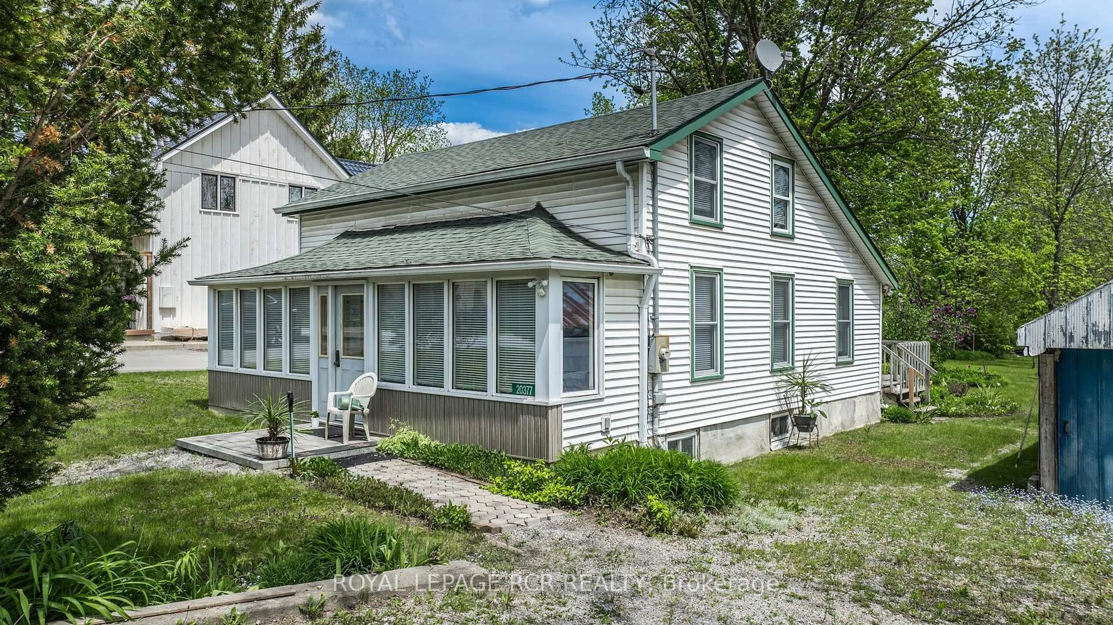 Home with vinyl exterior material, building for 20377 Leslie St, East Gwillimbury Ontario L0G 1R0