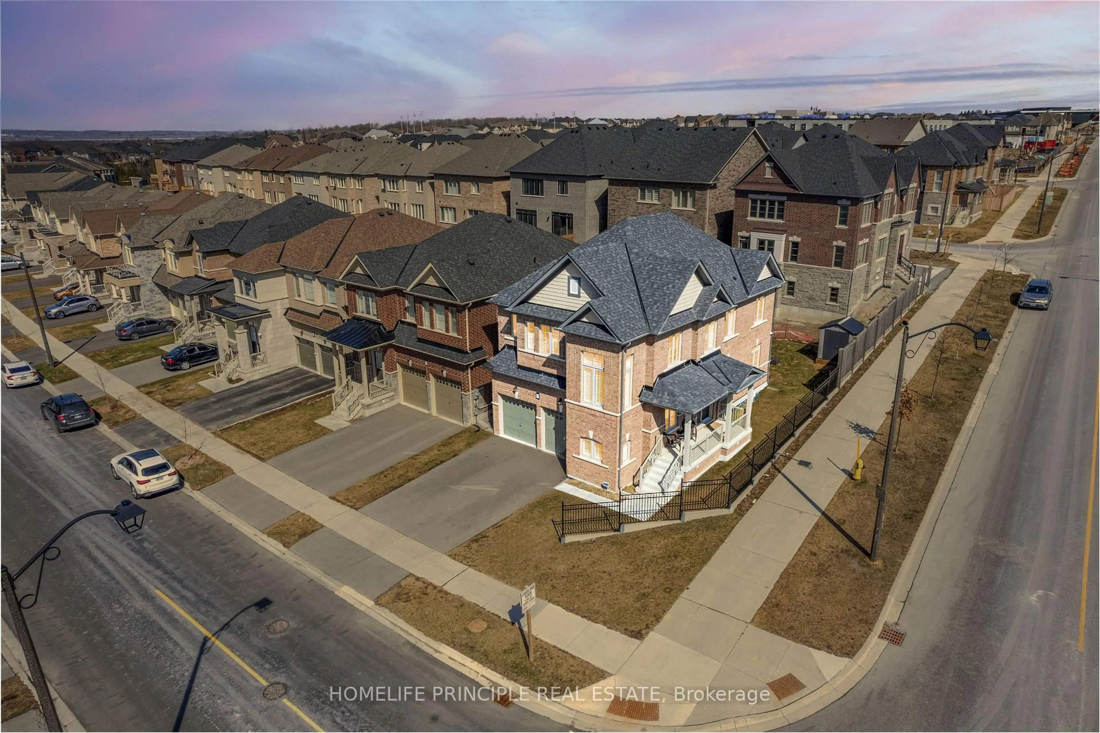 A pic from outside/outdoor area/front of a property/back of a property/a pic from drone, building for 88 Ben Sinclair Ave, East Gwillimbury Ontario L9N 0S2