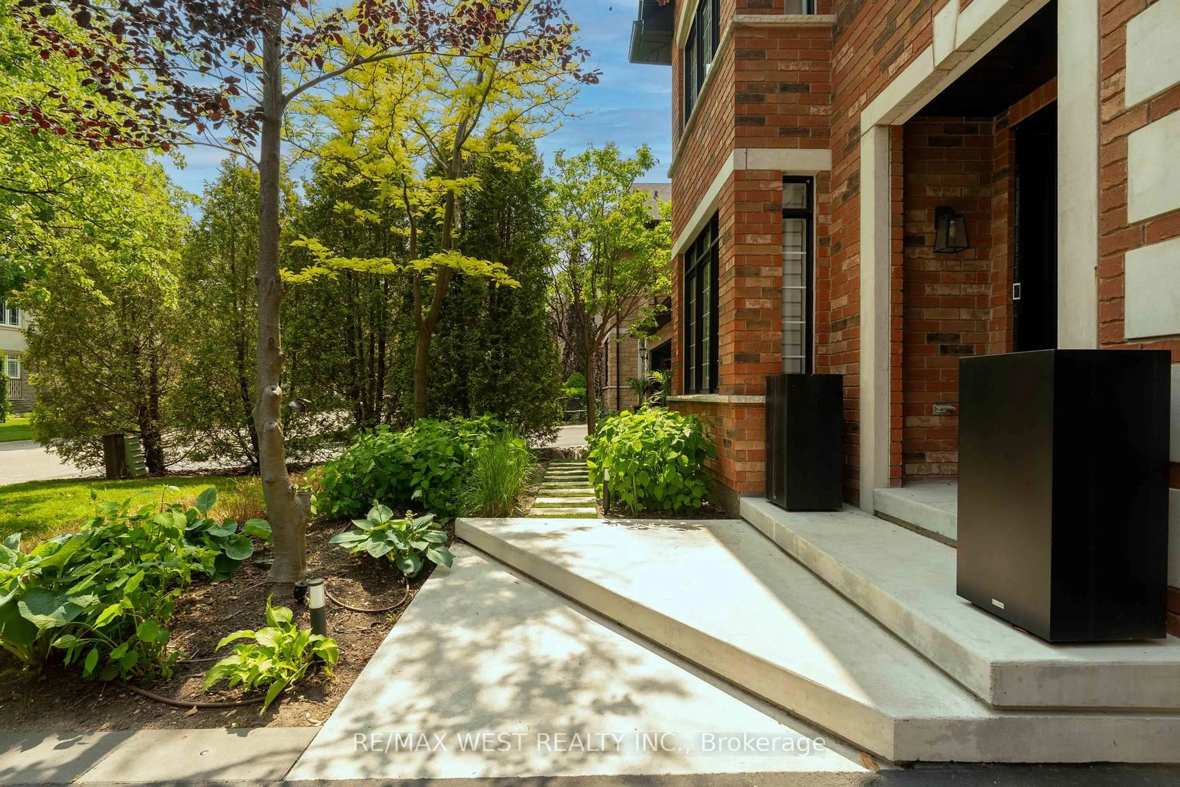 Patio, street for 26 Arista Gate, Vaughan Ontario L4L 9J1