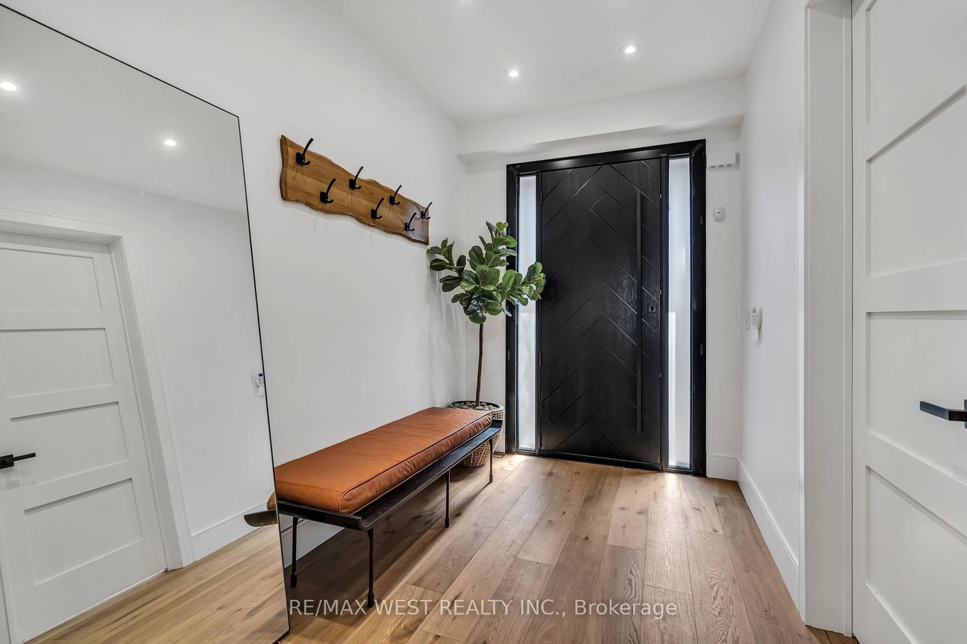 Indoor entryway for 26 Arista Gate, Vaughan Ontario L4L 9J1