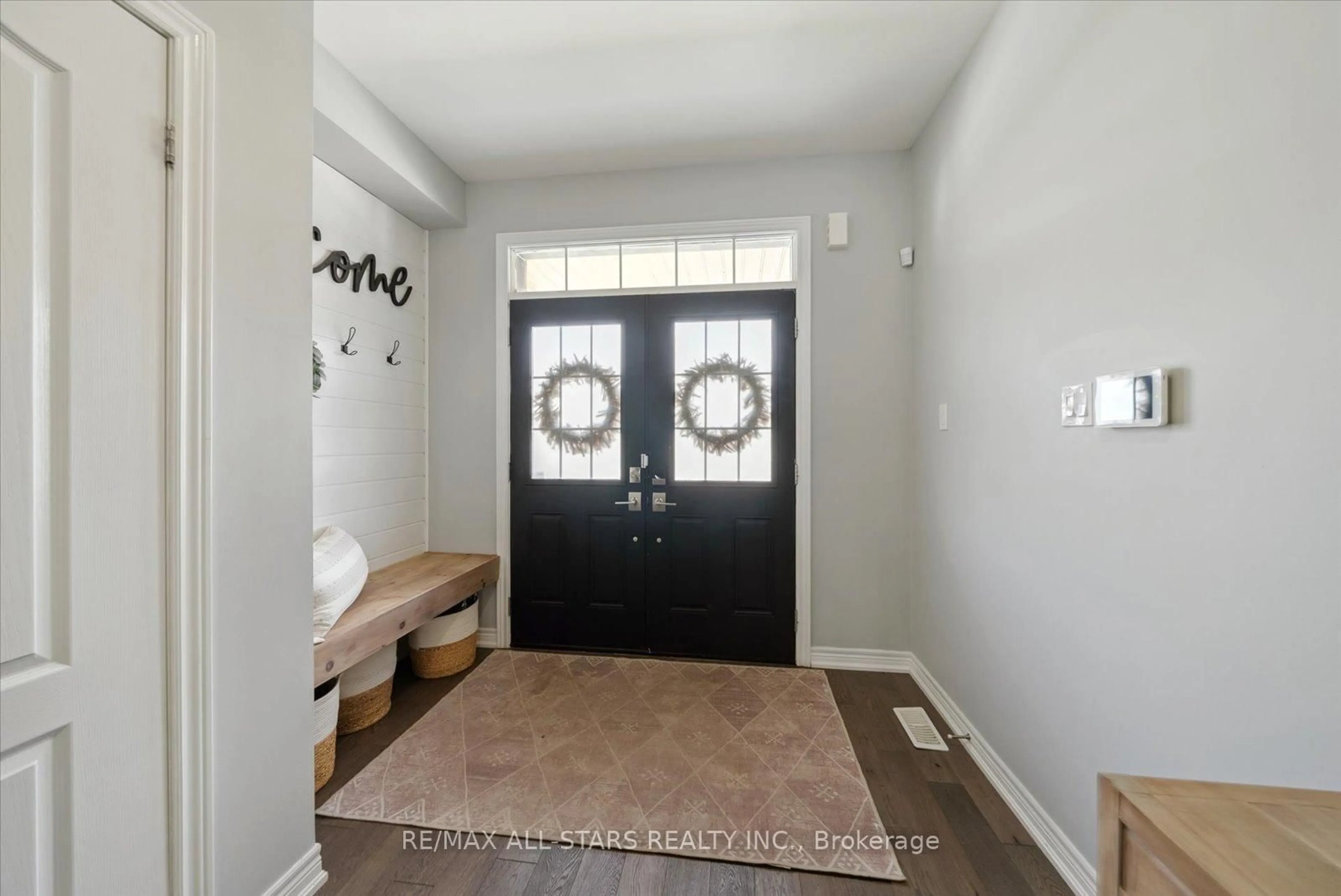 Indoor entryway for 40 Prosser Cres, Georgina Ontario L0E 1R0