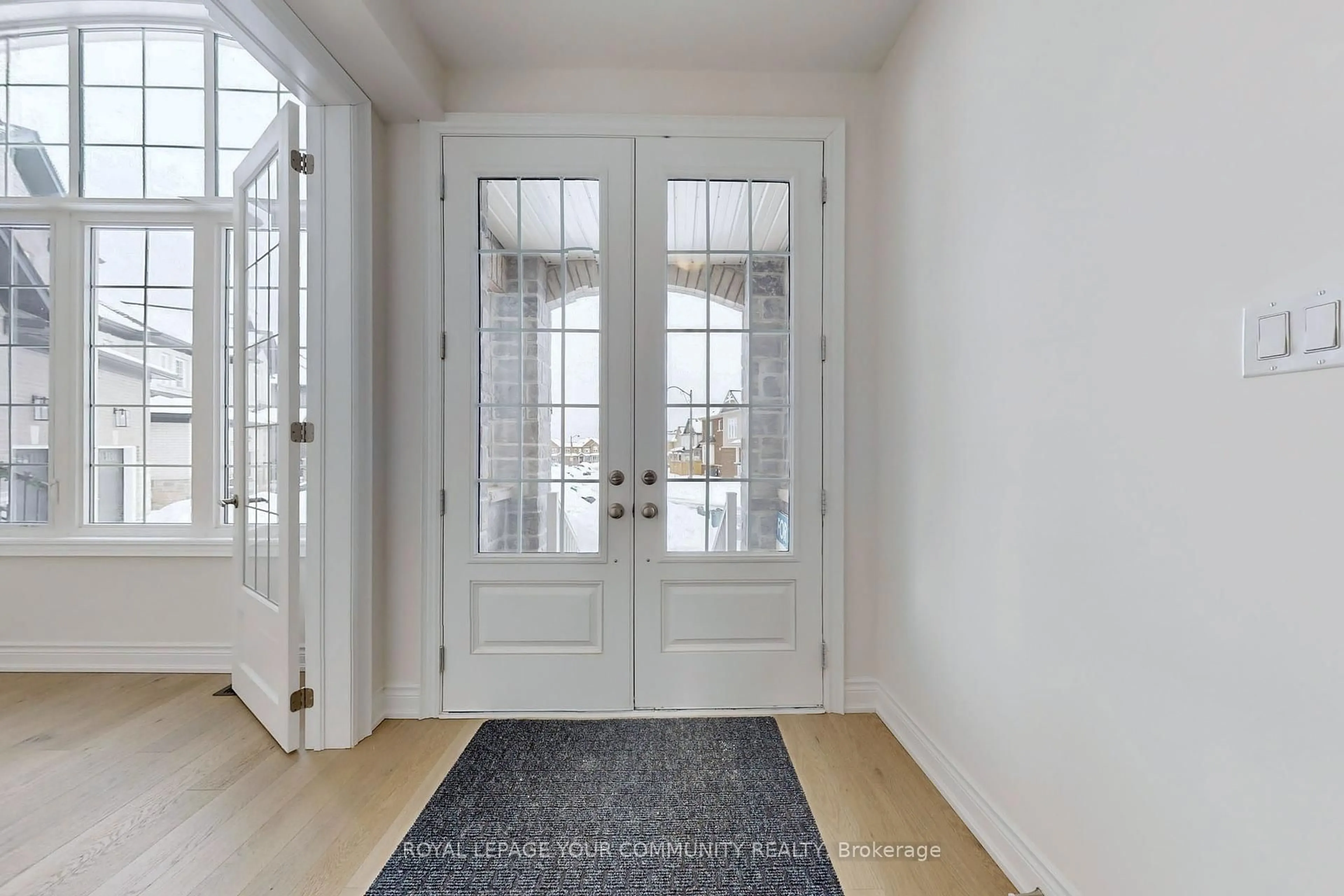 Indoor entryway for 7 Dawn Blossom Dr, Georgina Ontario L4P 0H4