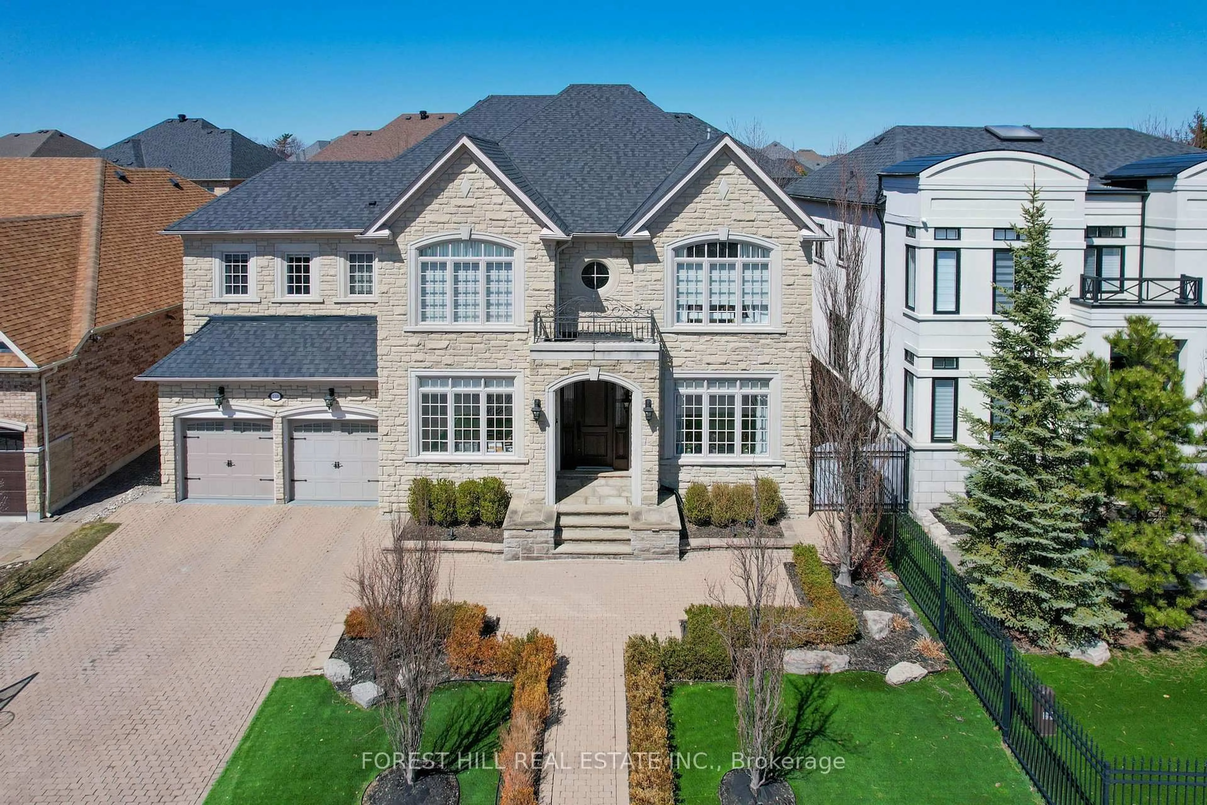 A pic from outside/outdoor area/front of a property/back of a property/a pic from drone, street for 110 Cook's Mill Cres, Vaughan Ontario L6A 0L1