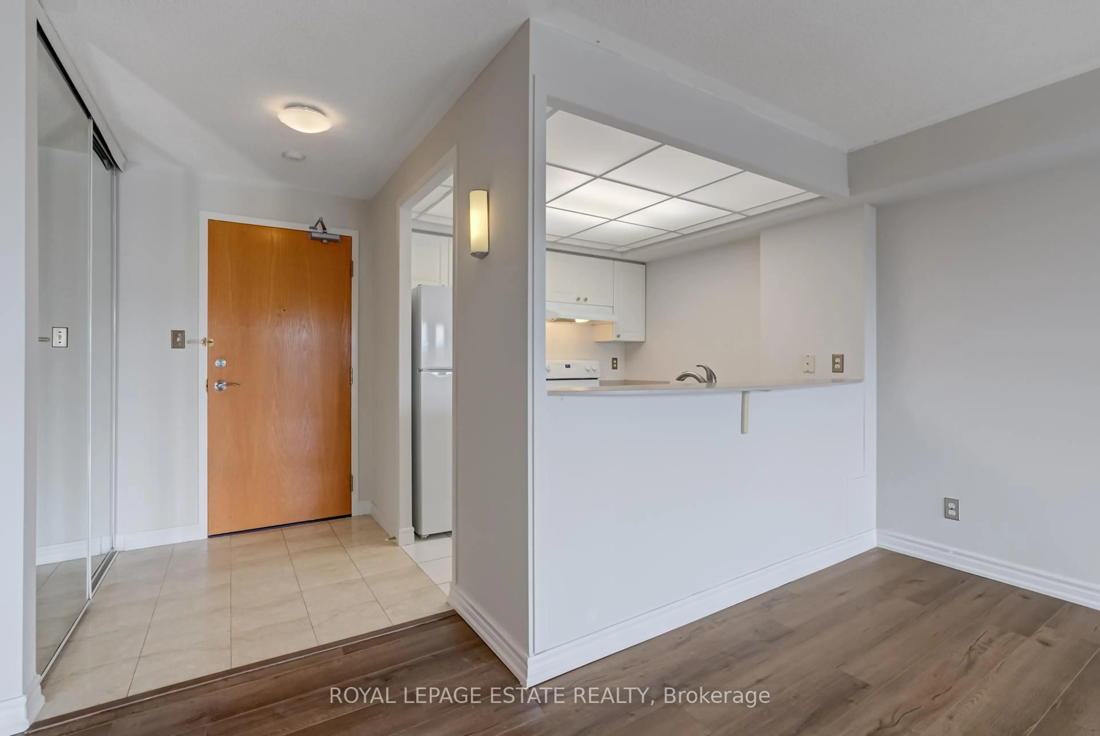 Indoor entryway for 399 South Park Rd #806, Markham Ontario L3T 7W6