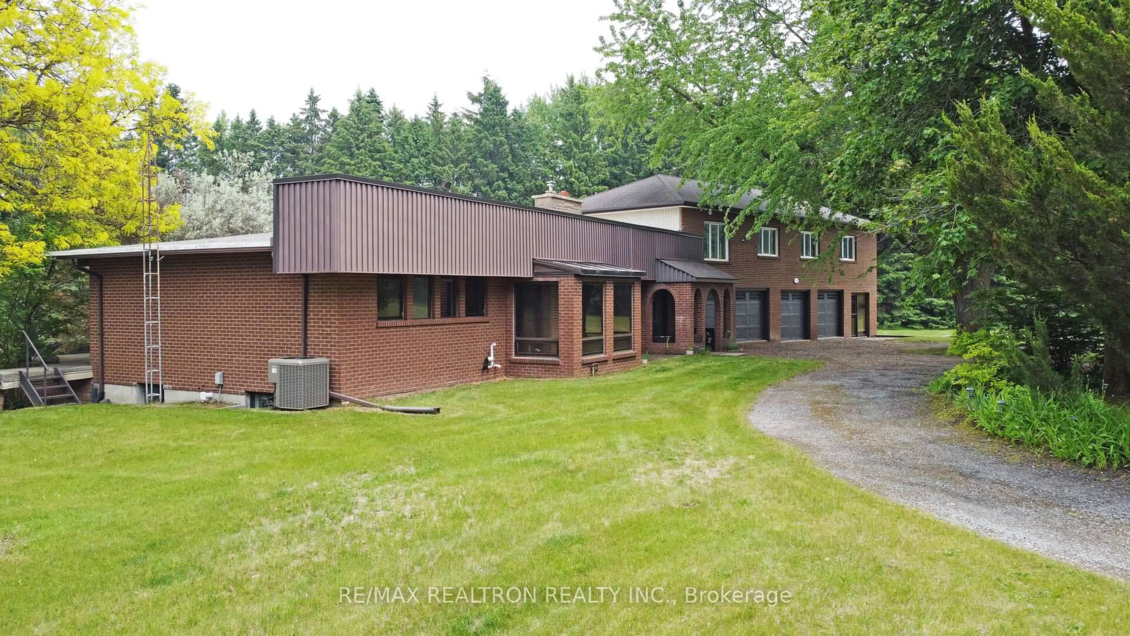 A pic from outside/outdoor area/front of a property/back of a property/a pic from drone, building for 4166 Mount Albert Rd, East Gwillimbury Ontario L0G 1V0