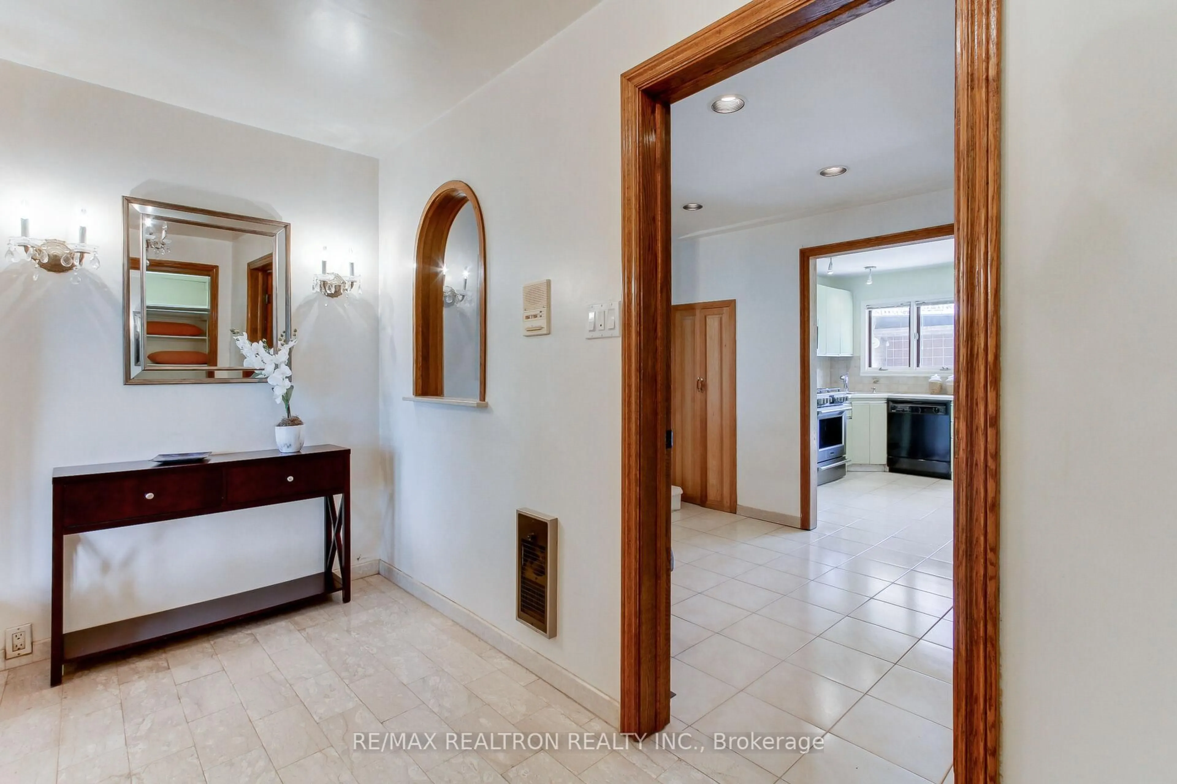 Indoor foyer for 4166 Mount Albert Rd, East Gwillimbury Ontario L0G 1V0