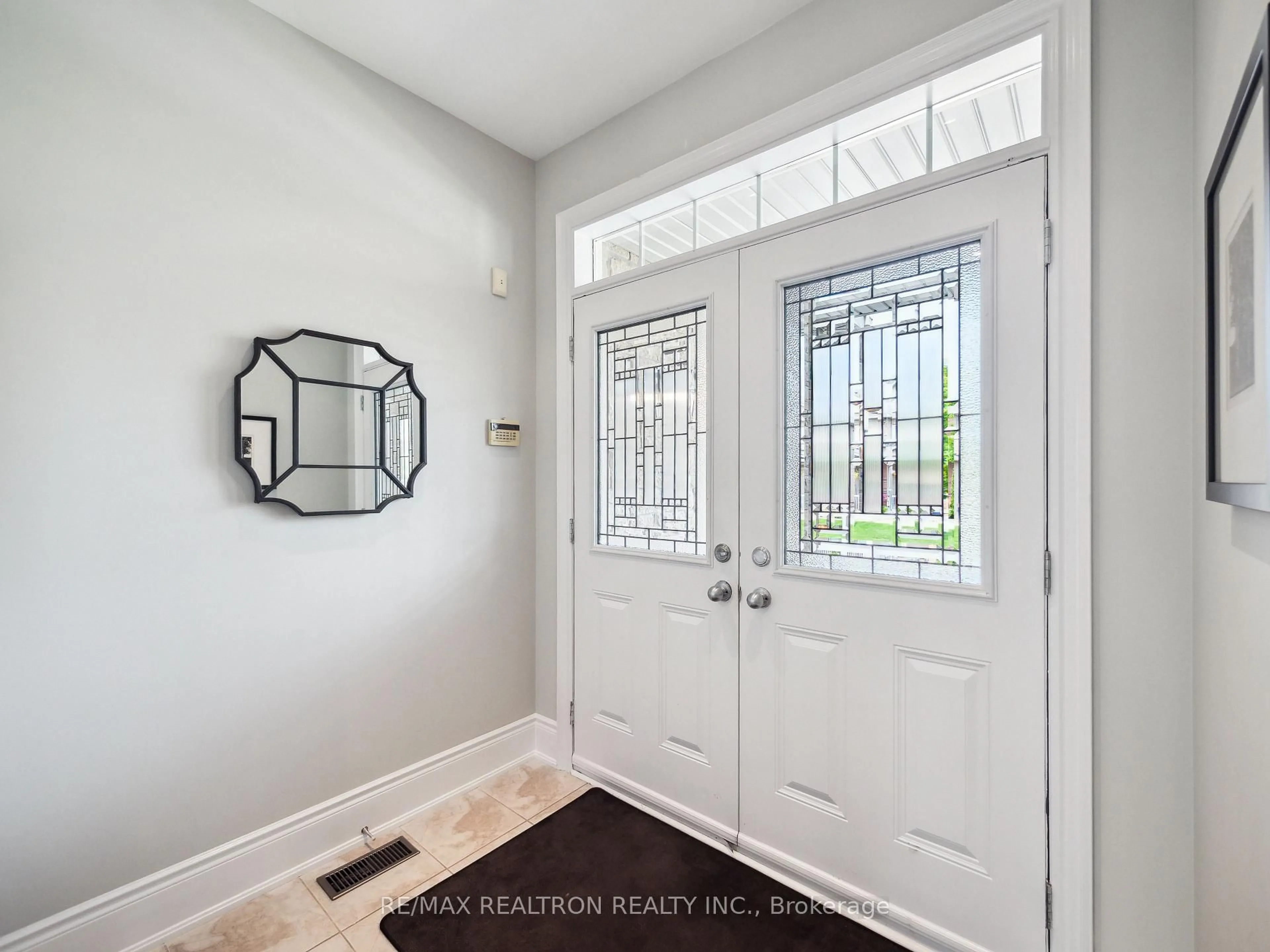 Indoor entryway for 10 Glade Dr, Richmond Hill Ontario L4E 0G9