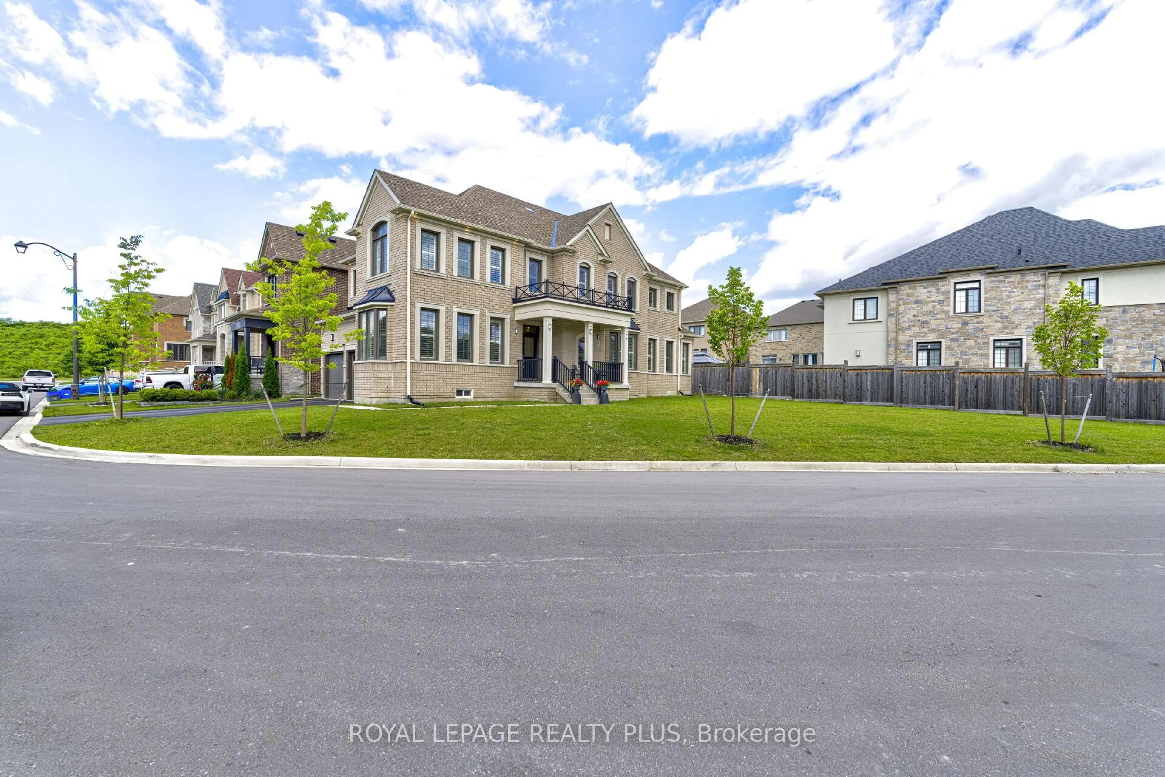 A pic from outside/outdoor area/front of a property/back of a property/a pic from drone, street for 67 Tesla Cres #cres, East Gwillimbury Ontario L9N 0T3
