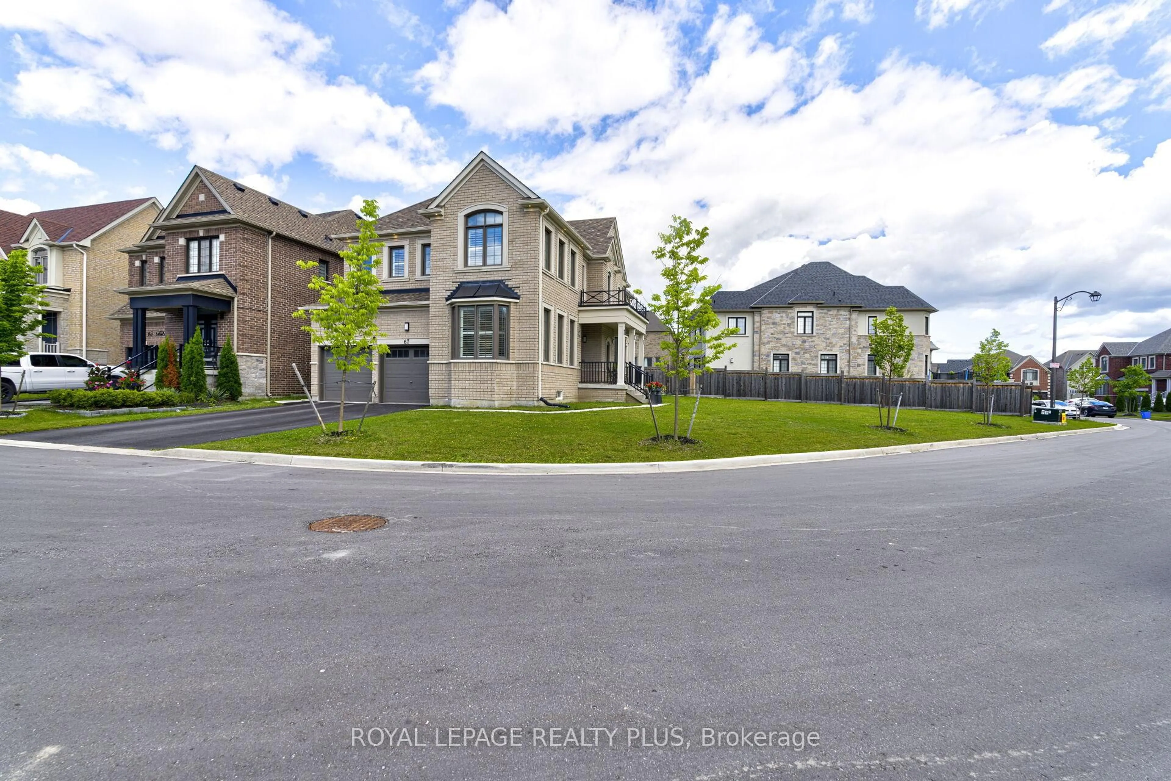 A pic from outside/outdoor area/front of a property/back of a property/a pic from drone, street for 67 Tesla Cres #cres, East Gwillimbury Ontario L9N 0T3