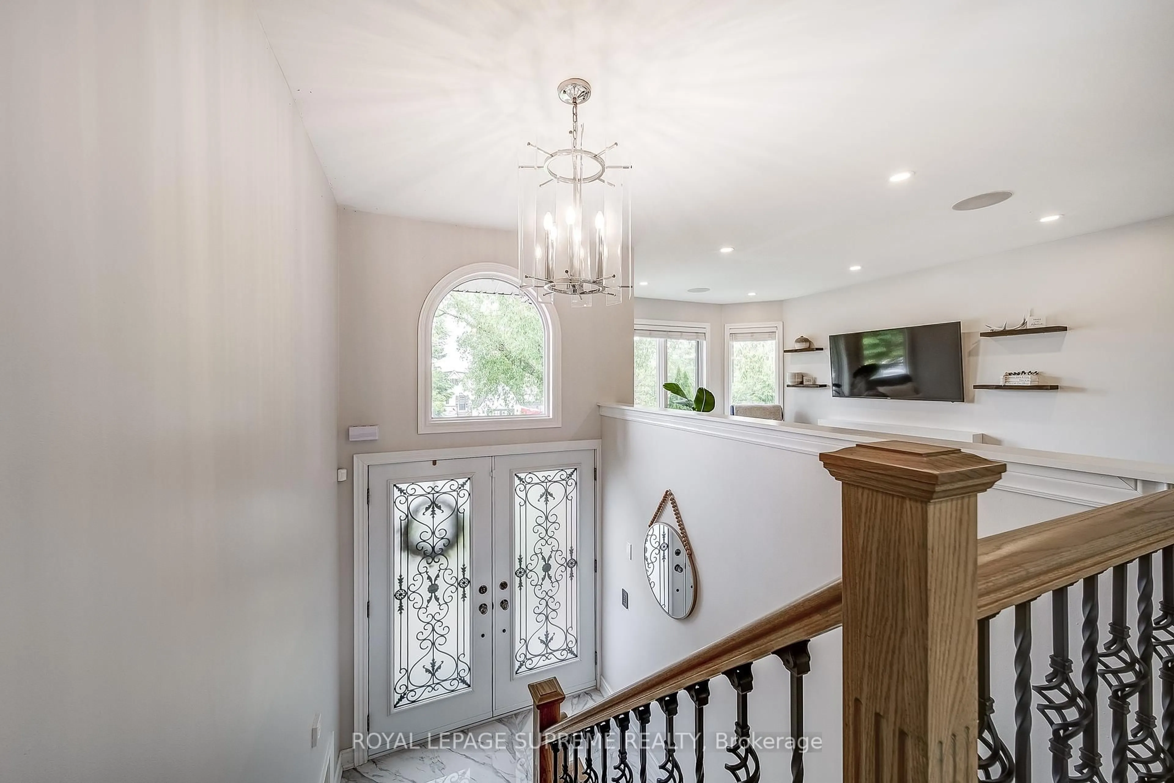 Indoor entryway for 2608 Leonard St, Innisfil Ontario L9S 3T9