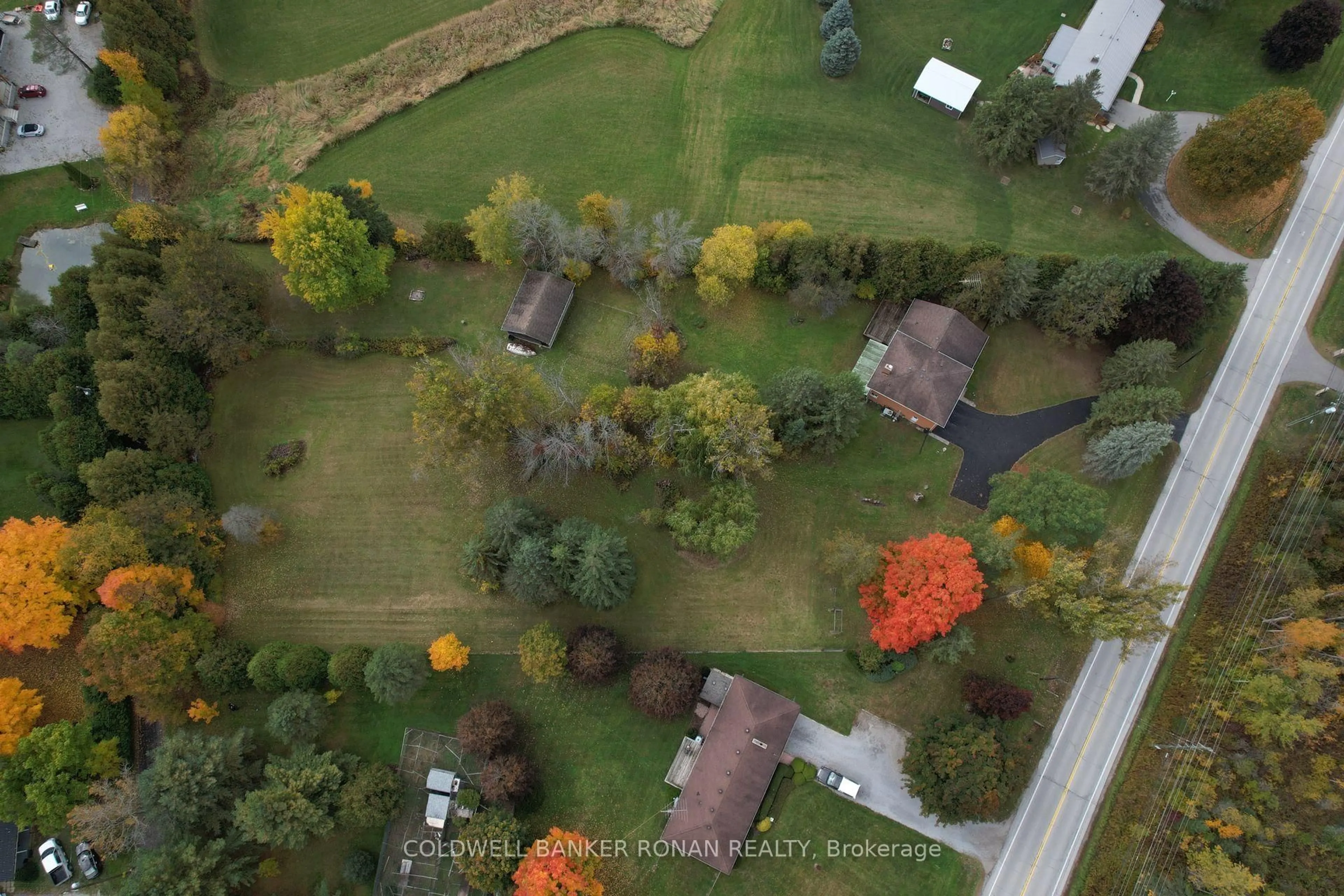 A pic from outside/outdoor area/front of a property/back of a property/a pic from drone, unknown for 4845 Lloydtown Aurora Rd, King Ontario L7B 0E2
