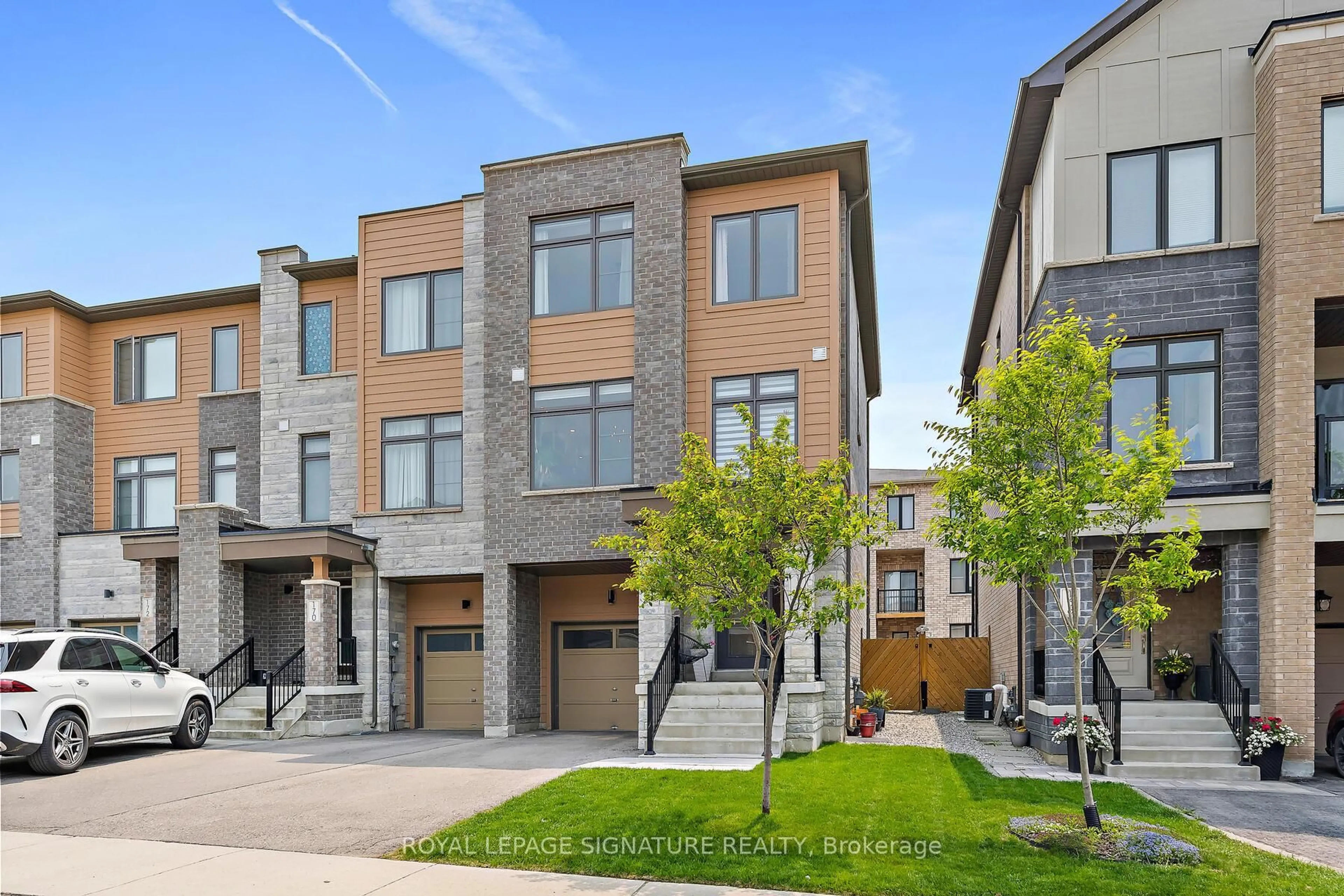 Home with brick exterior material, street for 168 Tango Cres, Newmarket Ontario L3X 0K5