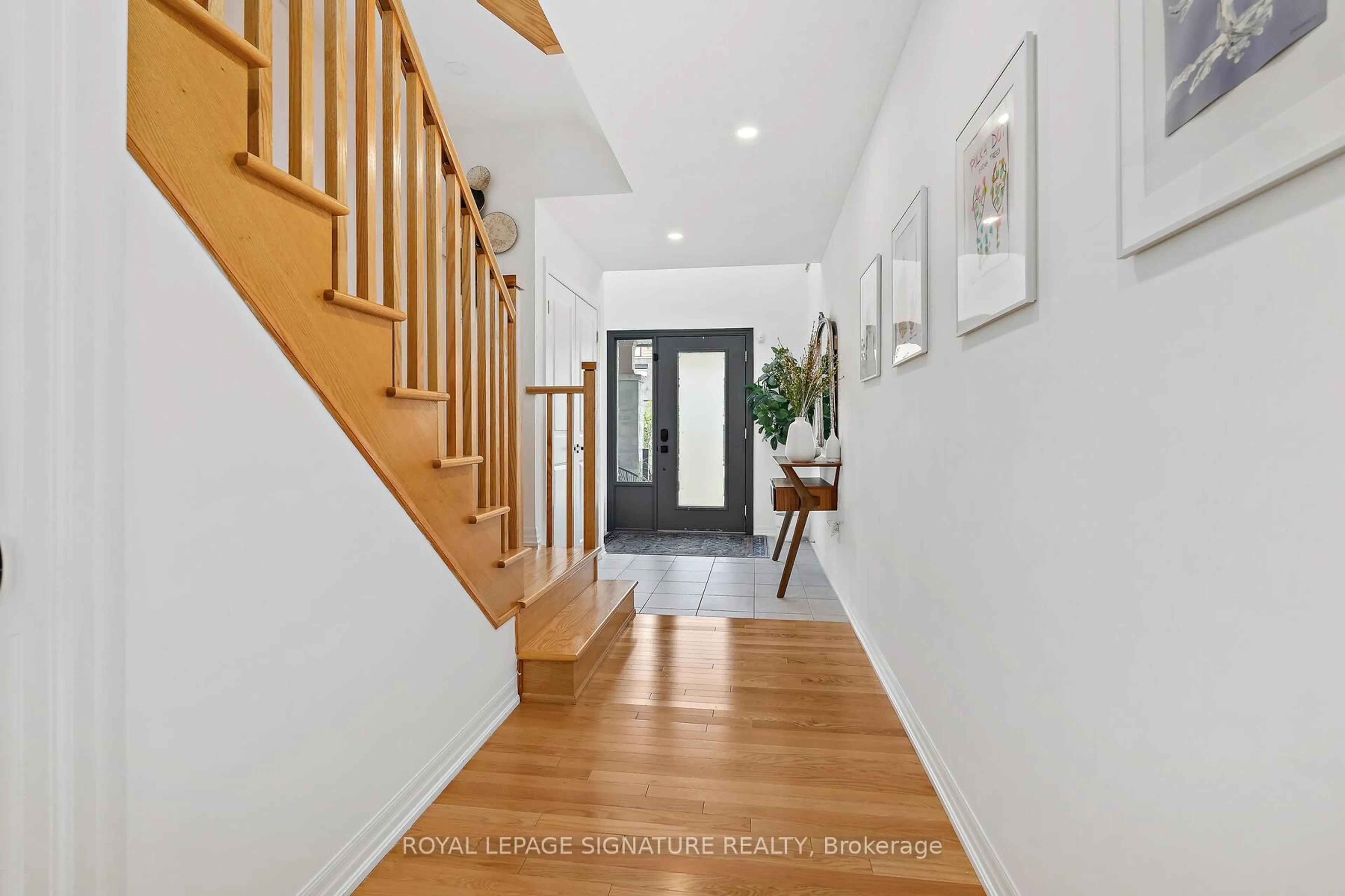 Indoor entryway for 168 Tango Cres, Newmarket Ontario L3X 0K5