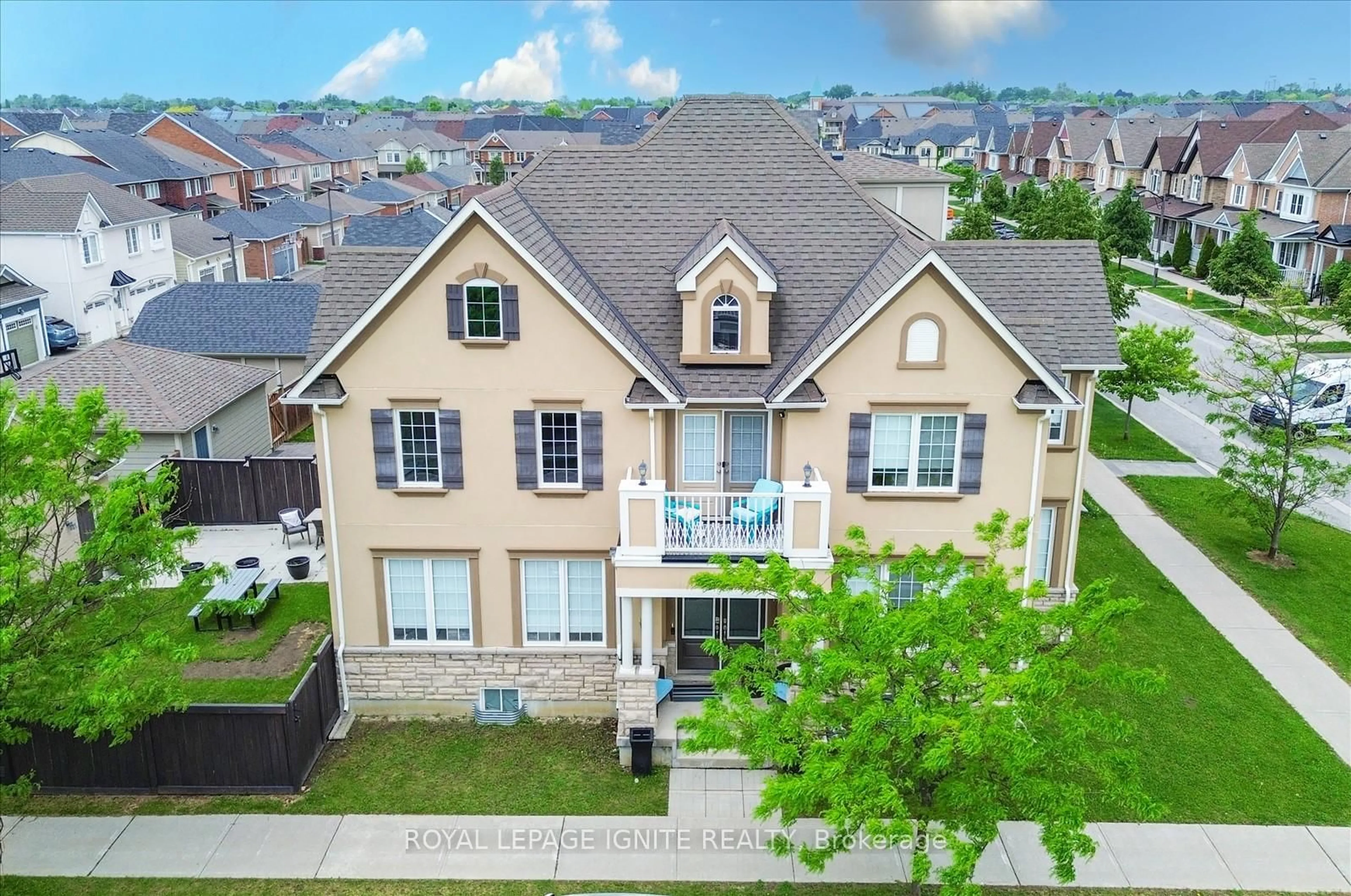 A pic from outside/outdoor area/front of a property/back of a property/a pic from drone, street for 233 Cornell Park Ave, Markham Ontario L6B 0W8
