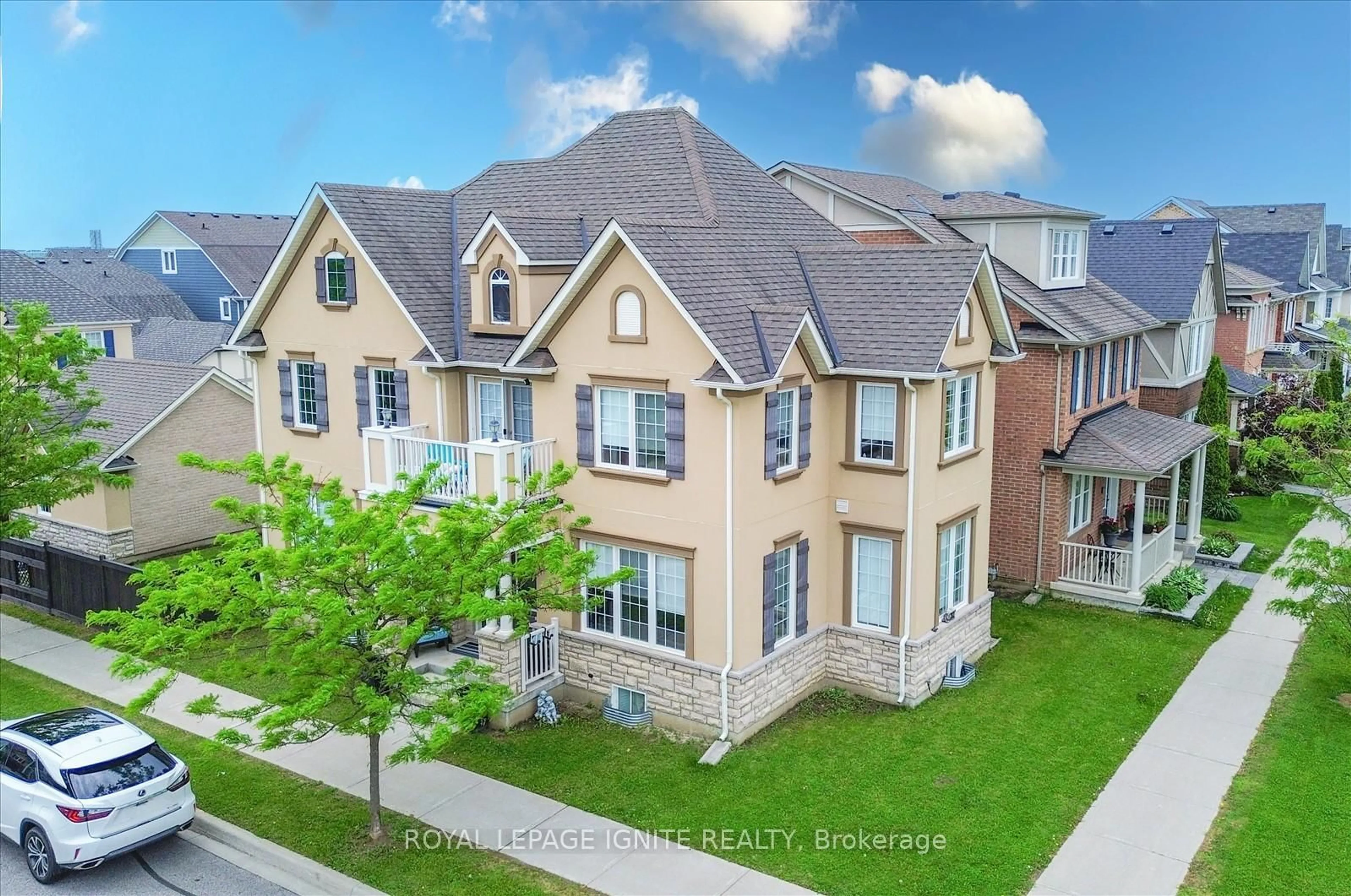 A pic from outside/outdoor area/front of a property/back of a property/a pic from drone, street for 233 Cornell Park Ave, Markham Ontario L6B 0W8
