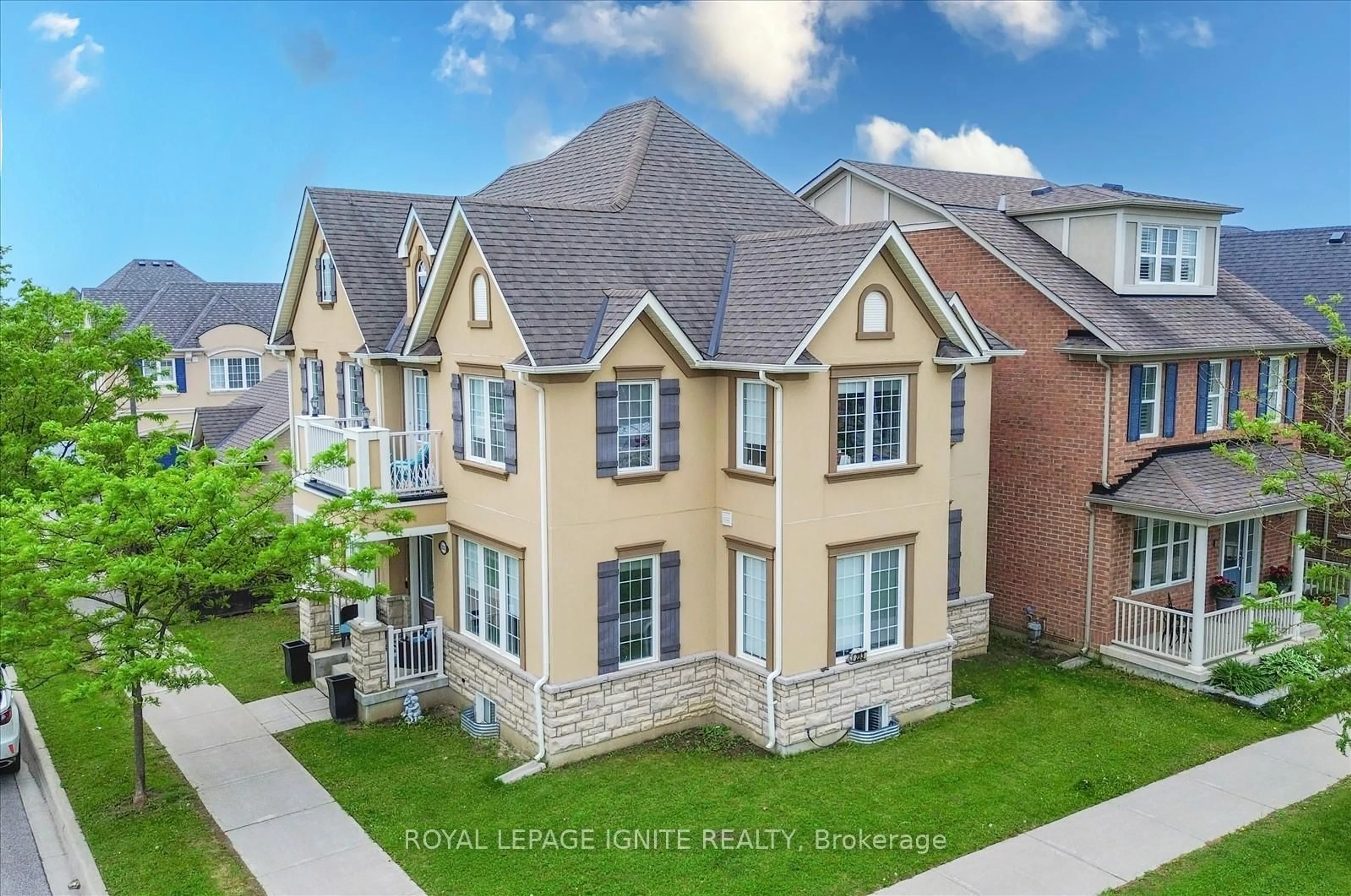 A pic from outside/outdoor area/front of a property/back of a property/a pic from drone, street for 233 Cornell Park Ave, Markham Ontario L6B 0W8