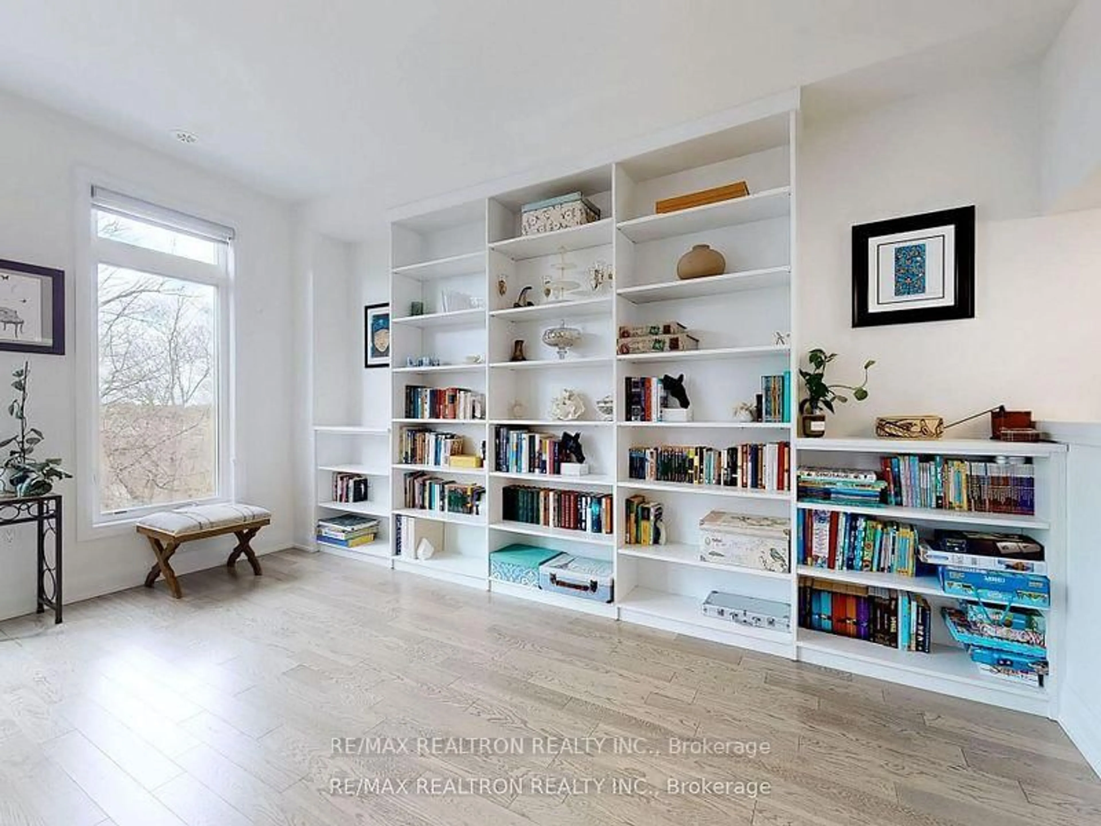Living room with furniture, wood/laminate floor for 10 Shatner Turnabout, Vaughan Ontario L4L 0M4