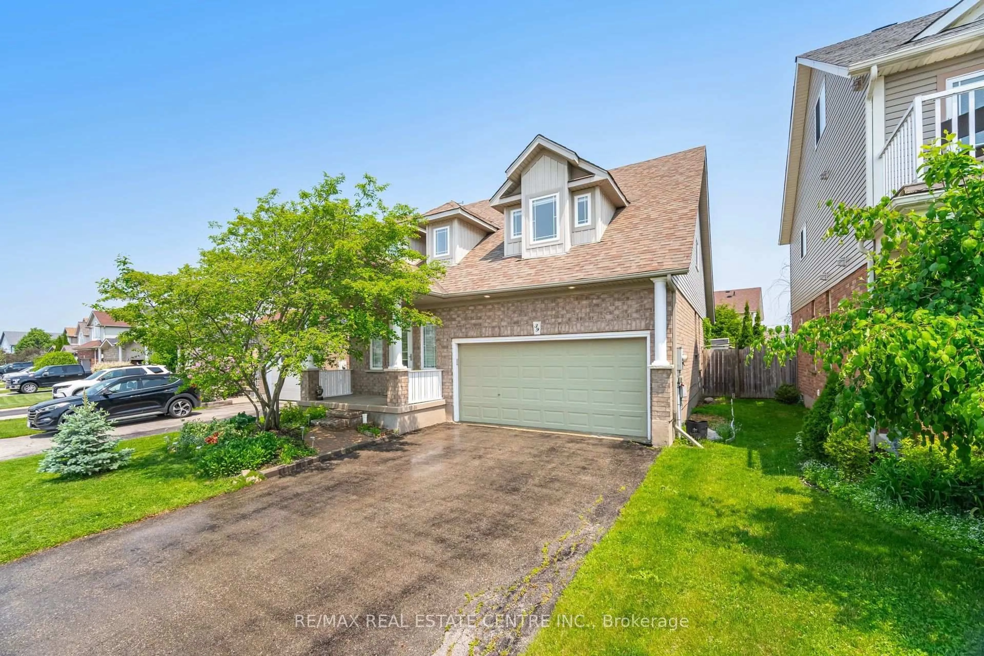 Home with vinyl exterior material, street for 39 Stoneham St, New Tecumseth Ontario L9R 2E6