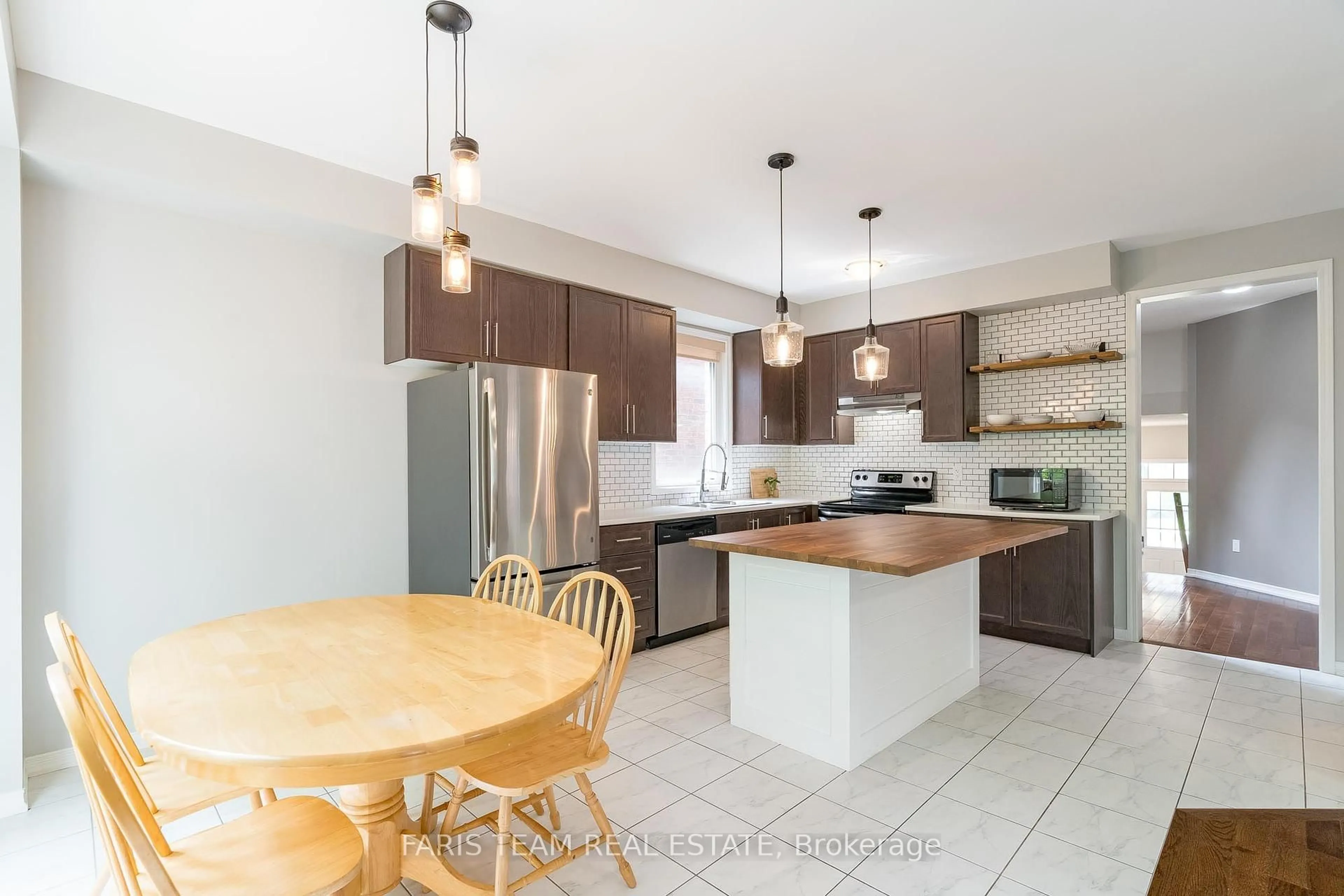 Open concept kitchen, unknown for 1025 Abram Crt, Innisfil Ontario L9S 0K3