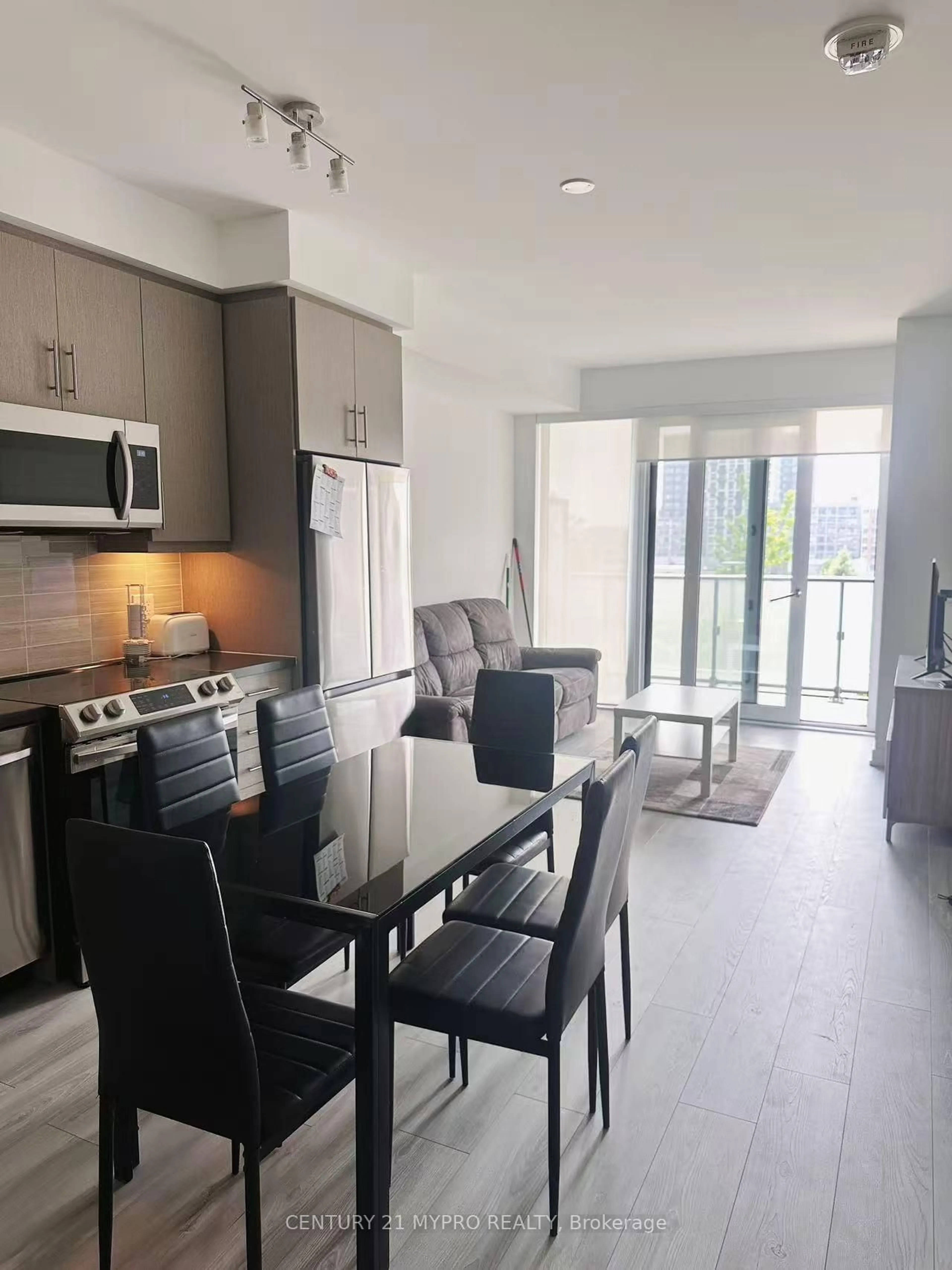 Open concept kitchen, unknown for 95 Oneida Cres #402, Richmond Hill Ontario L4B 0H5
