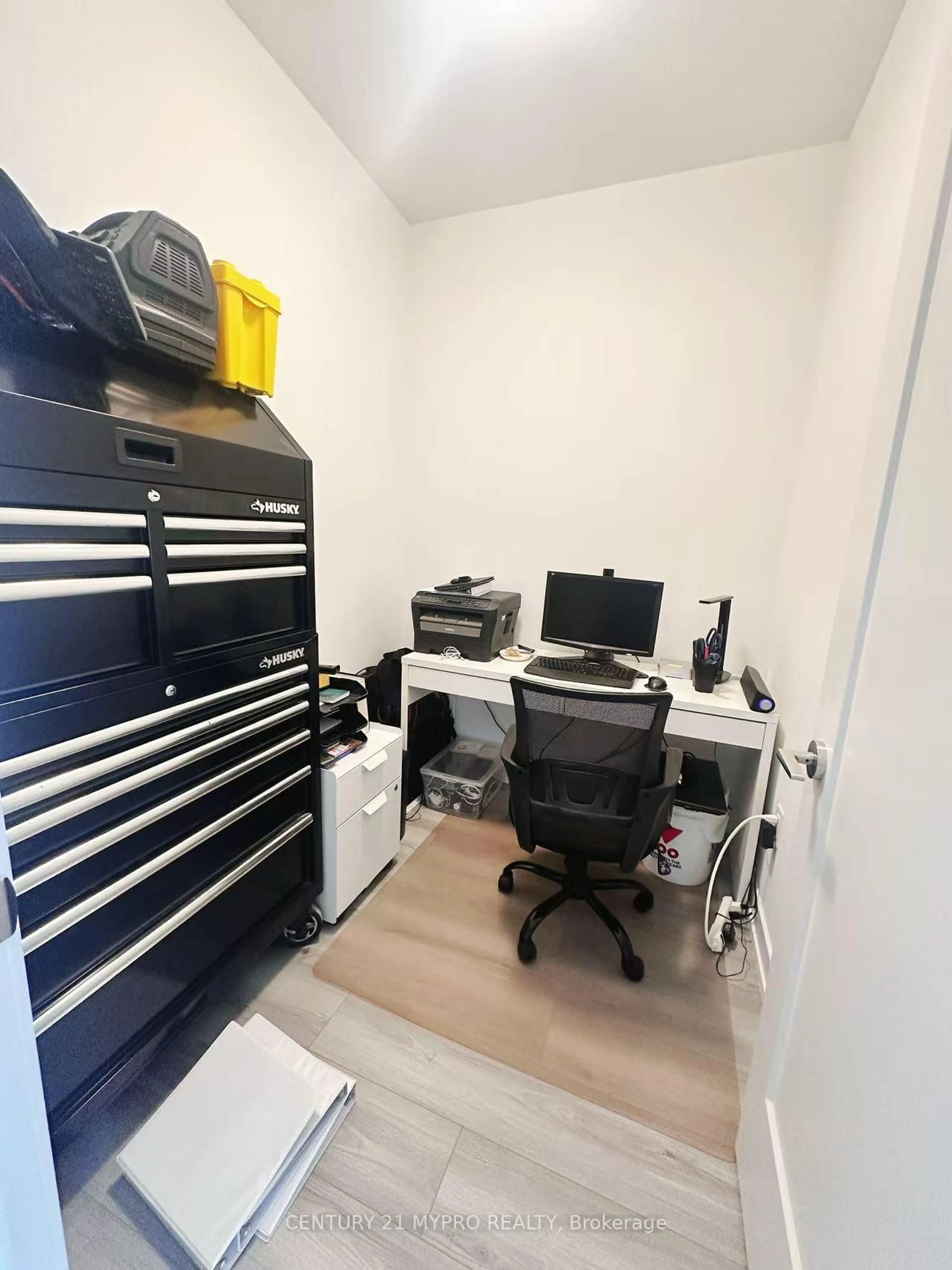 A pic of a room for 95 Oneida Cres #402, Richmond Hill Ontario L4B 0H5