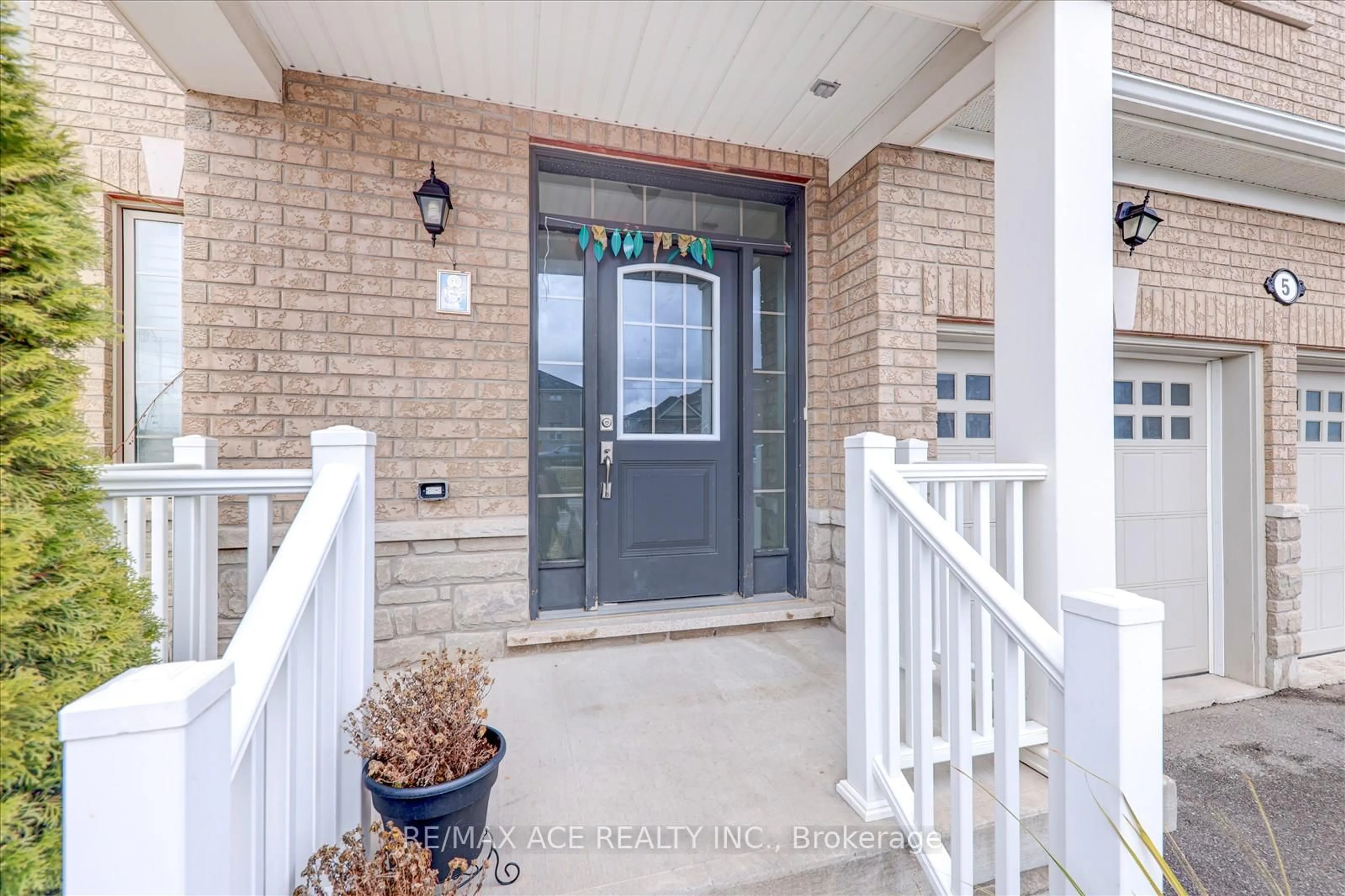 Indoor entryway for 5 Turner Dr, New Tecumseth Ontario L0G 1W0
