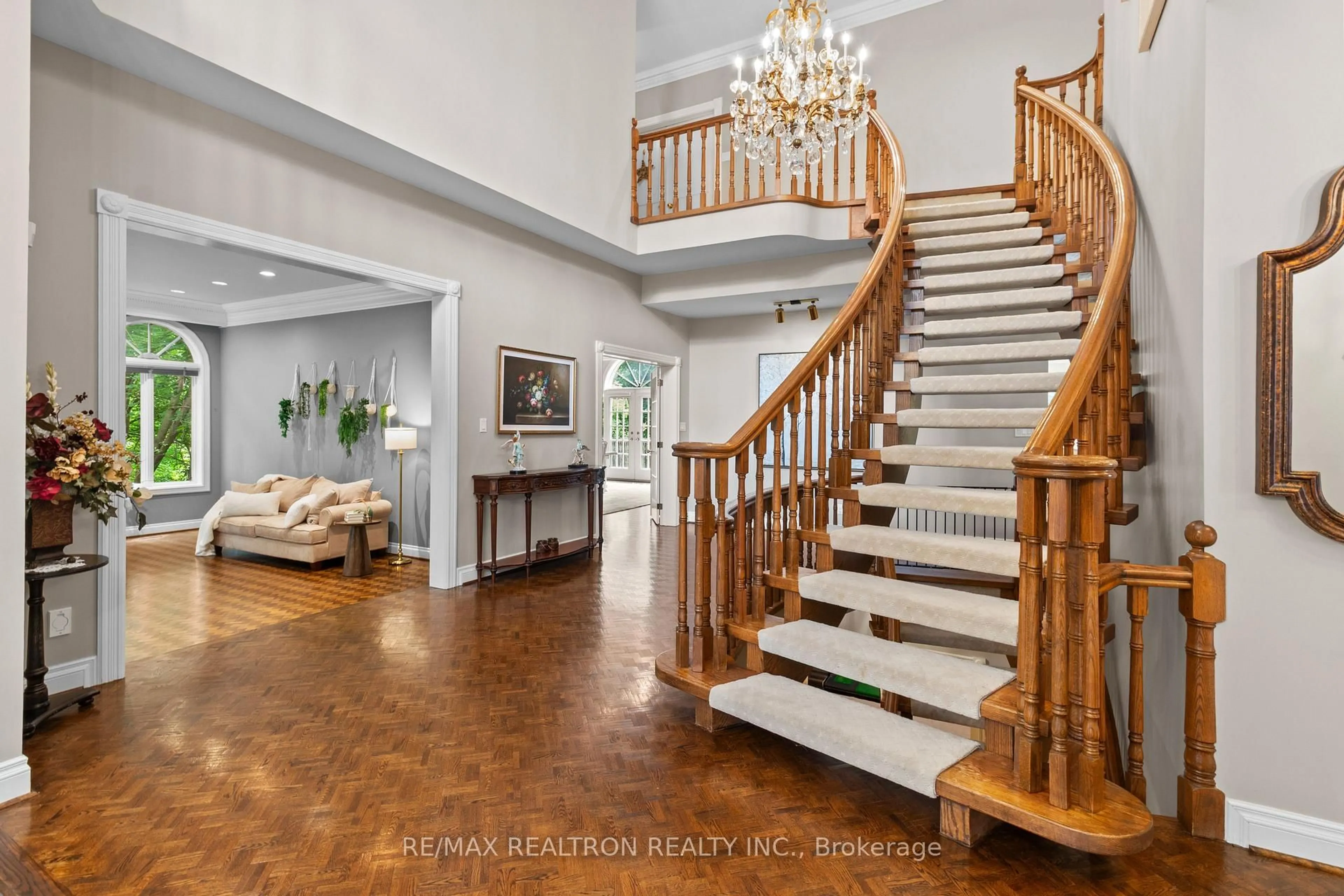 Indoor foyer for 12 Moodie Dr, Richmond Hill Ontario L4C 8C9