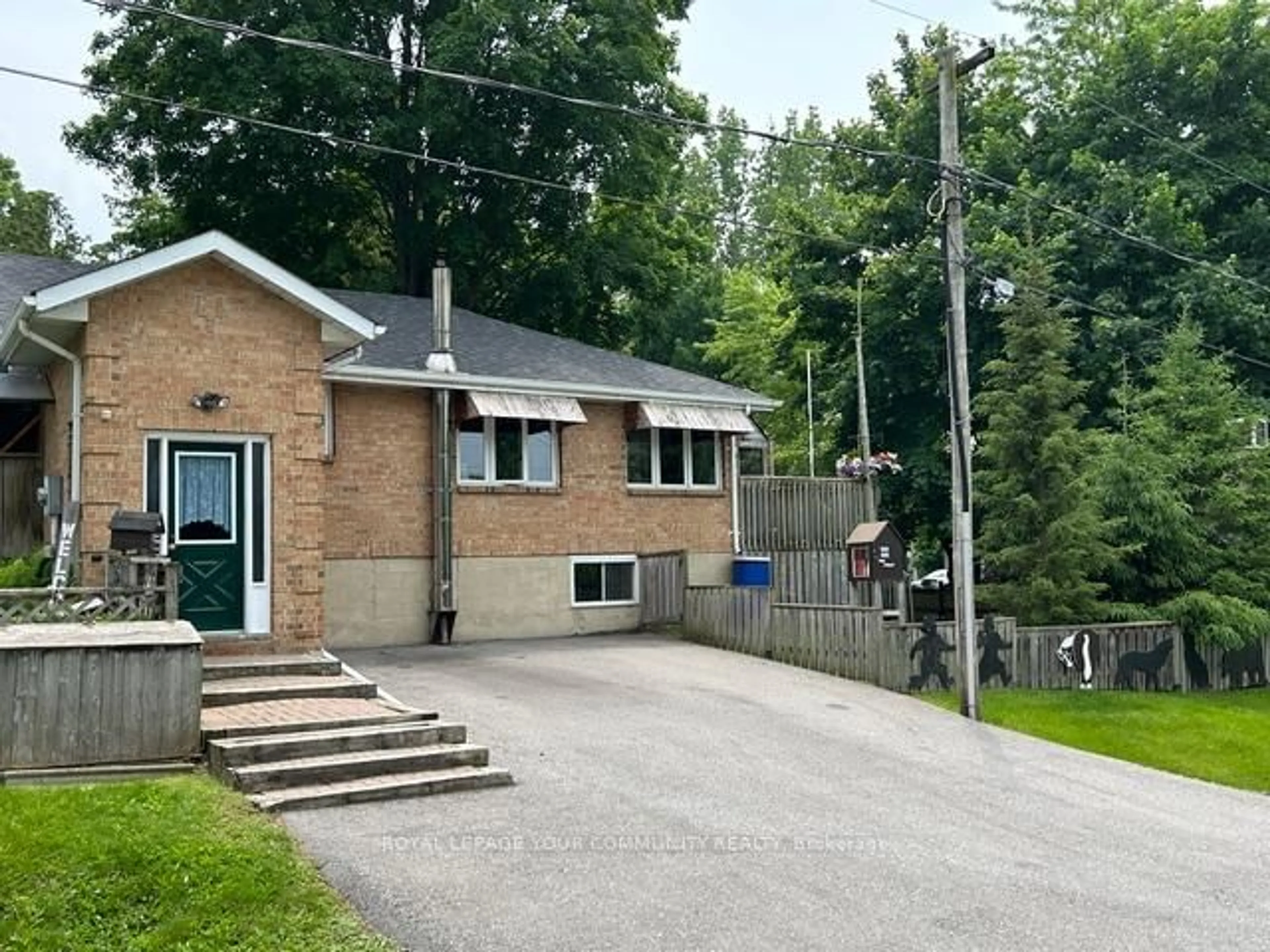 A pic from outside/outdoor area/front of a property/back of a property/a pic from drone, street for 41 Pineway Ave, Georgina Ontario L4P 1X7