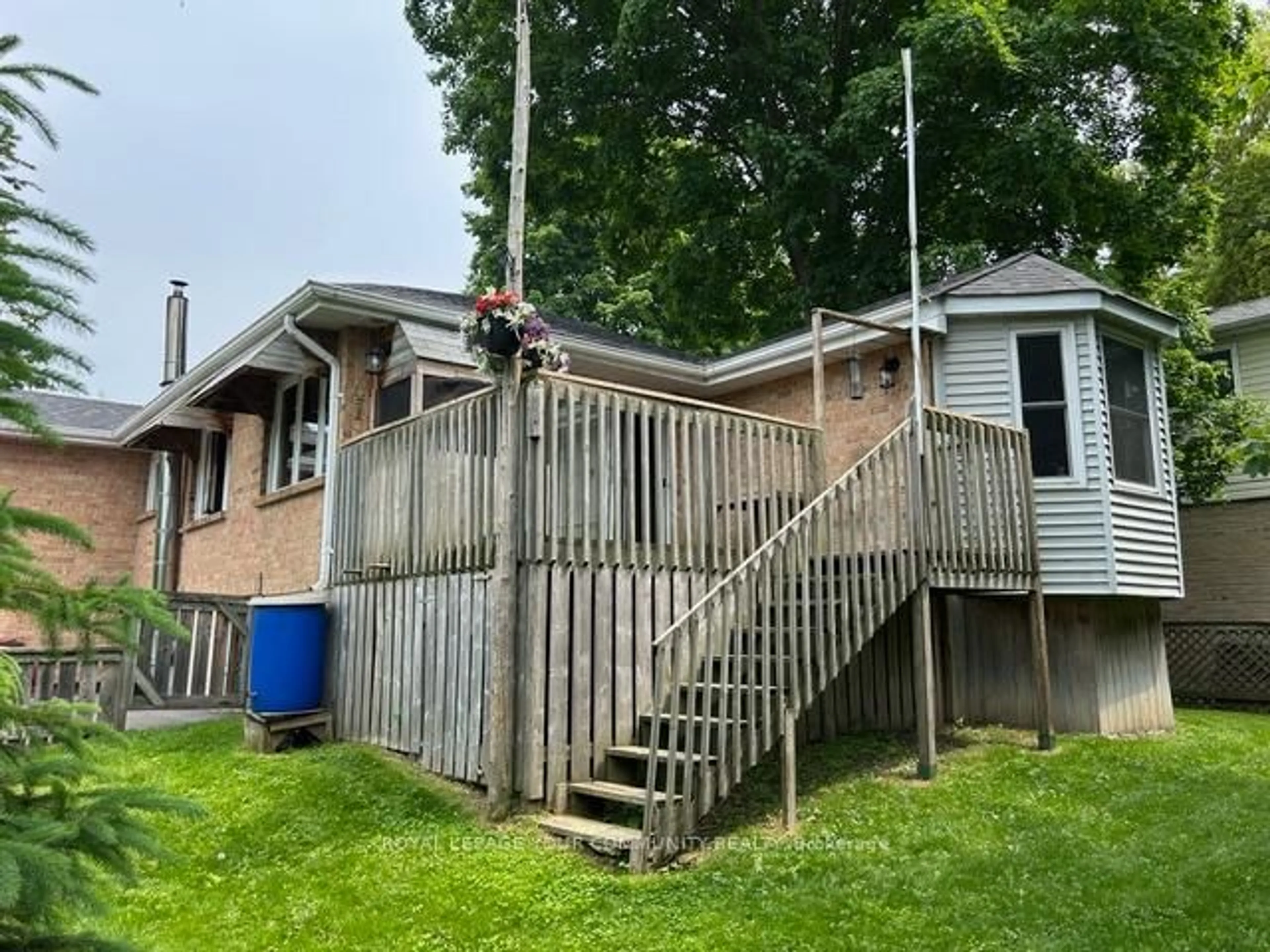 A pic from outside/outdoor area/front of a property/back of a property/a pic from drone, building for 41 Pineway Ave, Georgina Ontario L4P 1X7