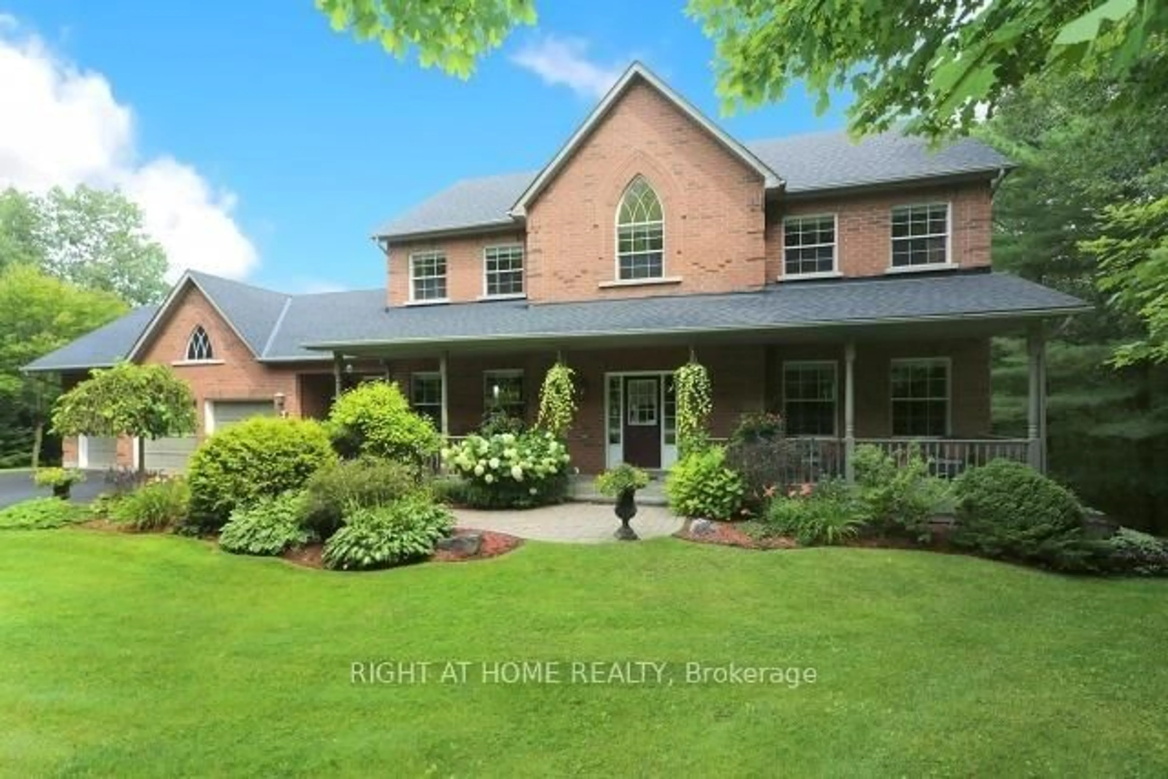 A pic from outside/outdoor area/front of a property/back of a property/a pic from drone, street for 2 Oakview Pl, Uxbridge Ontario L9P 0L1