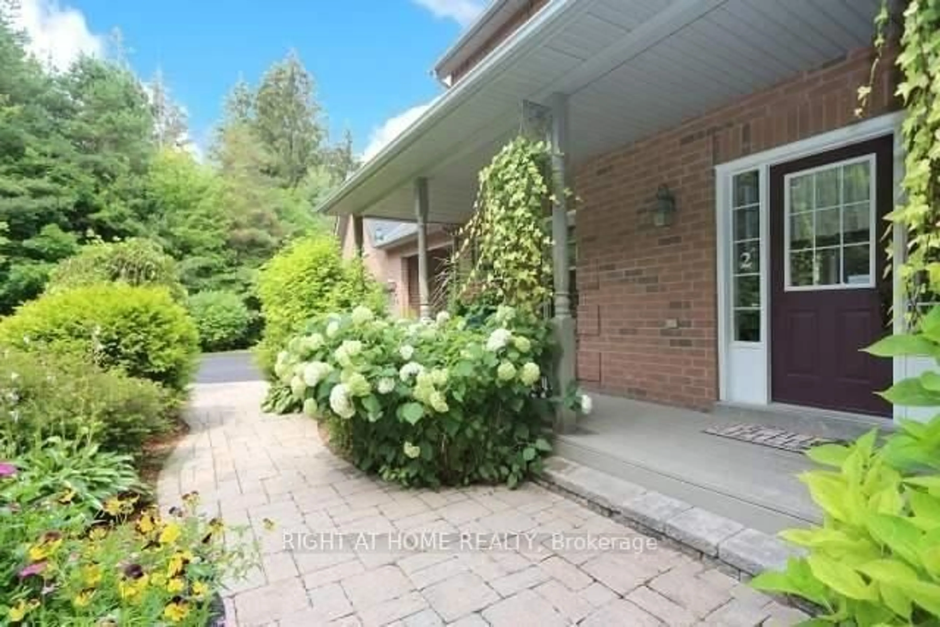 Patio, street for 2 Oakview Pl, Uxbridge Ontario L9P 0L1