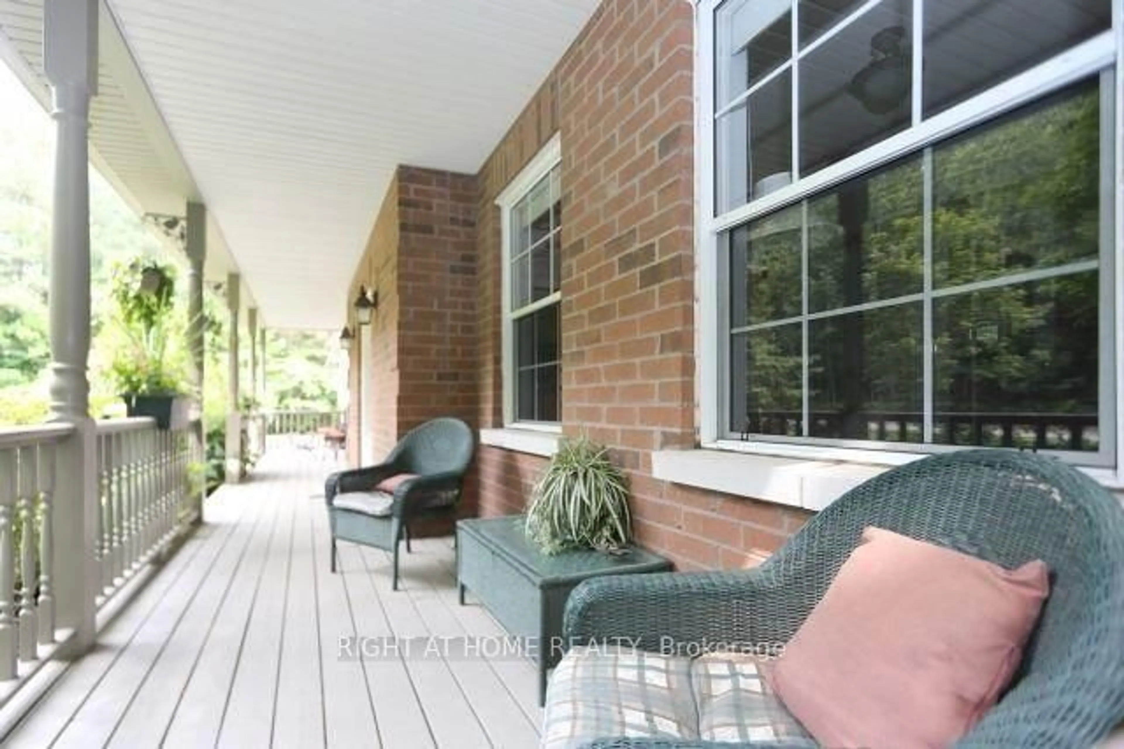 Patio, street for 2 Oakview Pl, Uxbridge Ontario L9P 0L1